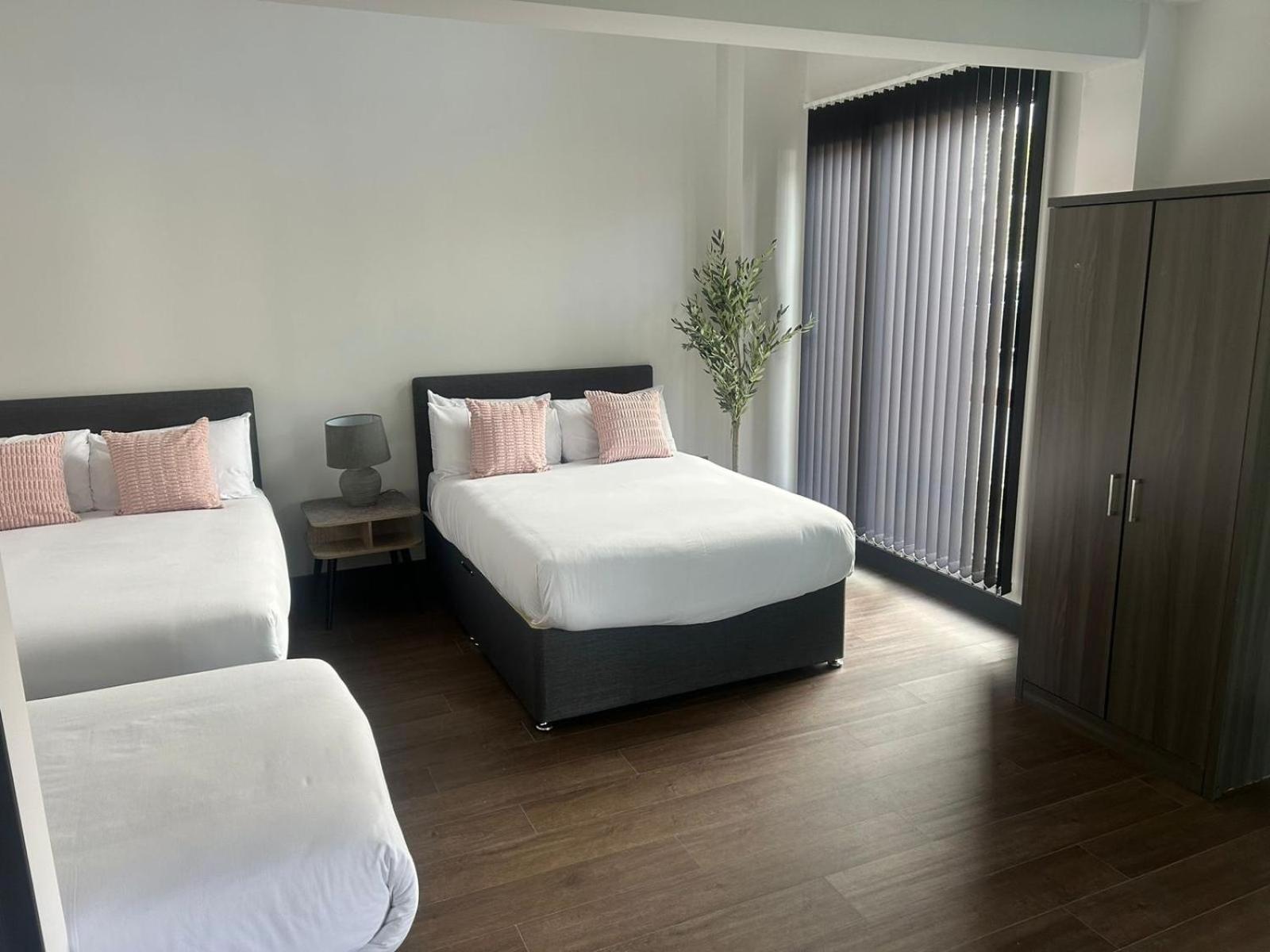One-Bedroom Superior Apartment with Two Double and One Single Bed with Walk-In Shower - Non-Smoking - Photo 2