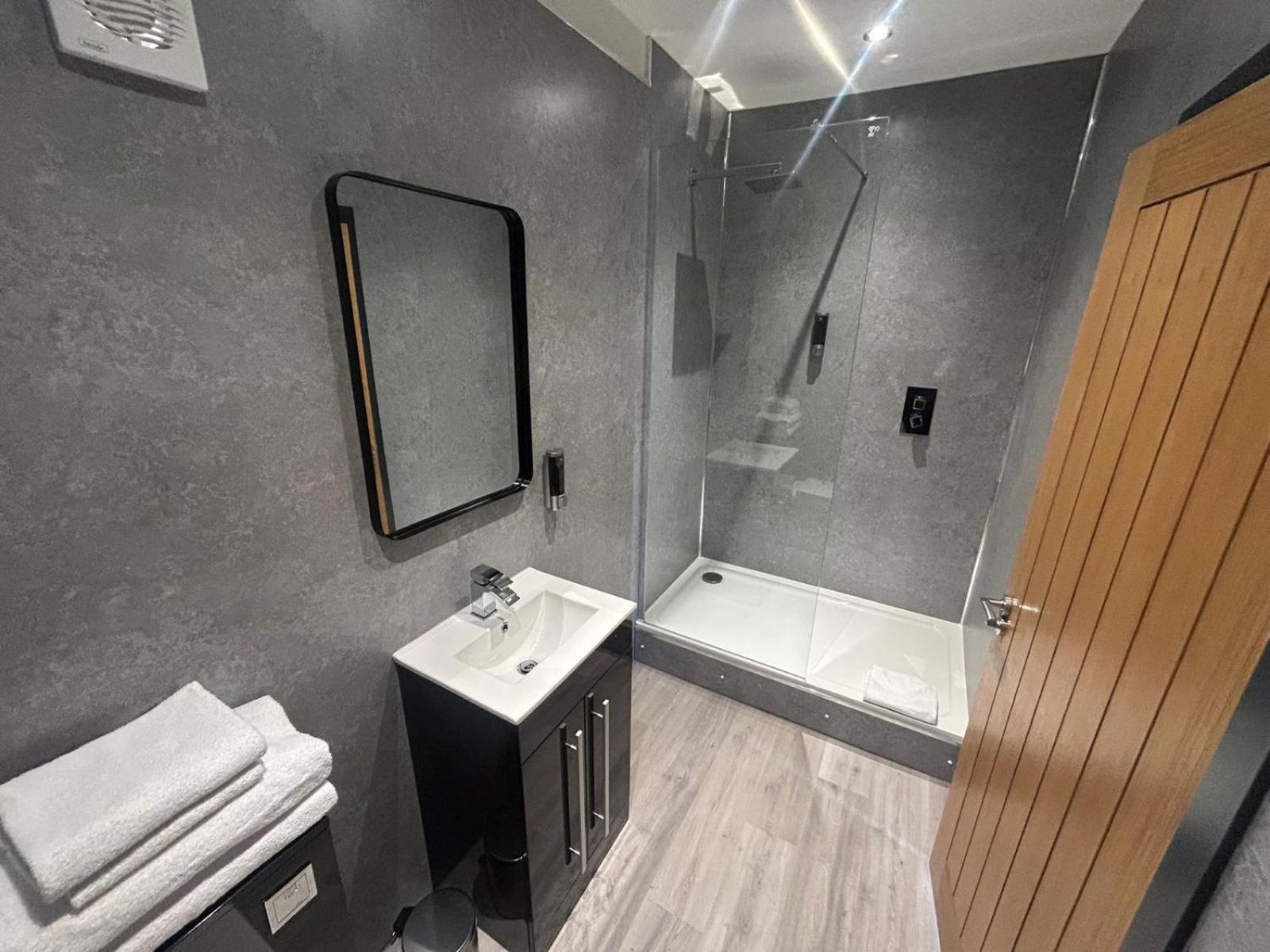 One-Bedroom Superior Apartment with Two Double and One Single Bed with Walk-In Shower - Non-Smoking - Photo 1