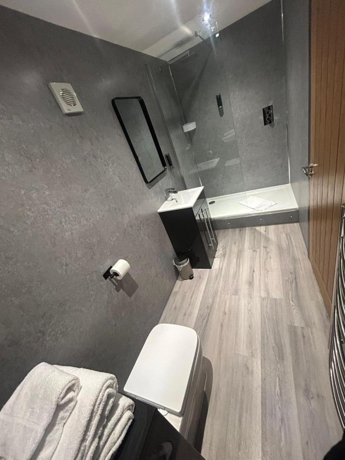 Double Studio Apartment with Kitchen and Walk-In Shower - Non-Smoking - Photo 1