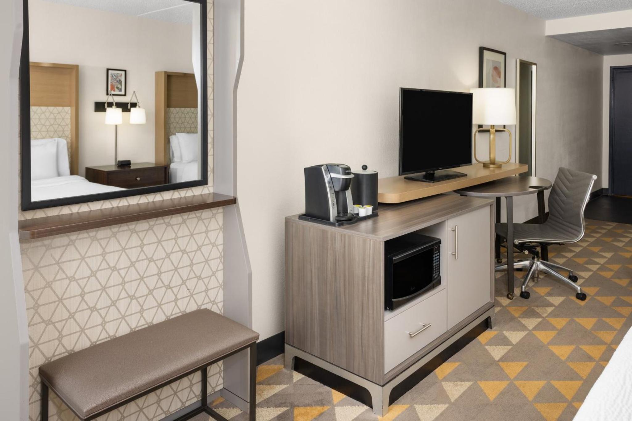Standard Queen Room with Two Queen Beds and Tub - Mobility/Communications Accessible - Photo 4