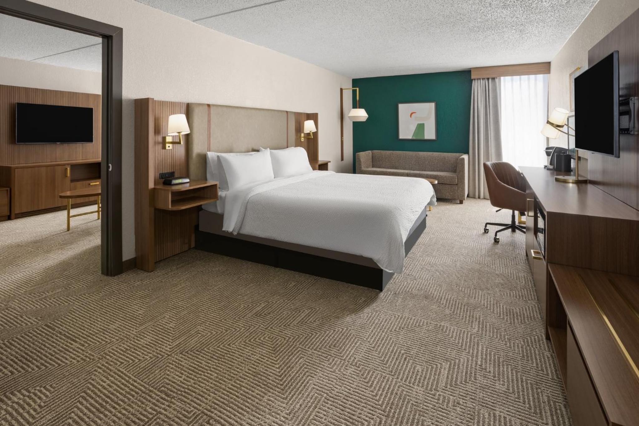 One-Bedroom King Suite - Photo 6