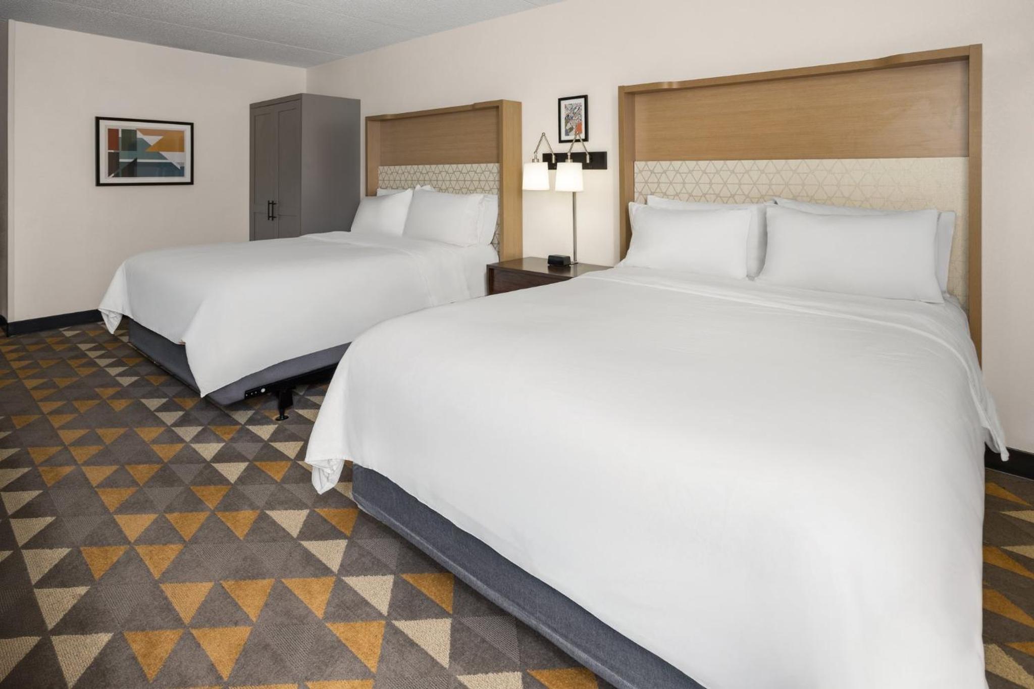 Standard Queen Room with Two Queen Beds and Tub - Mobility/Communications Accessible - Photo 2