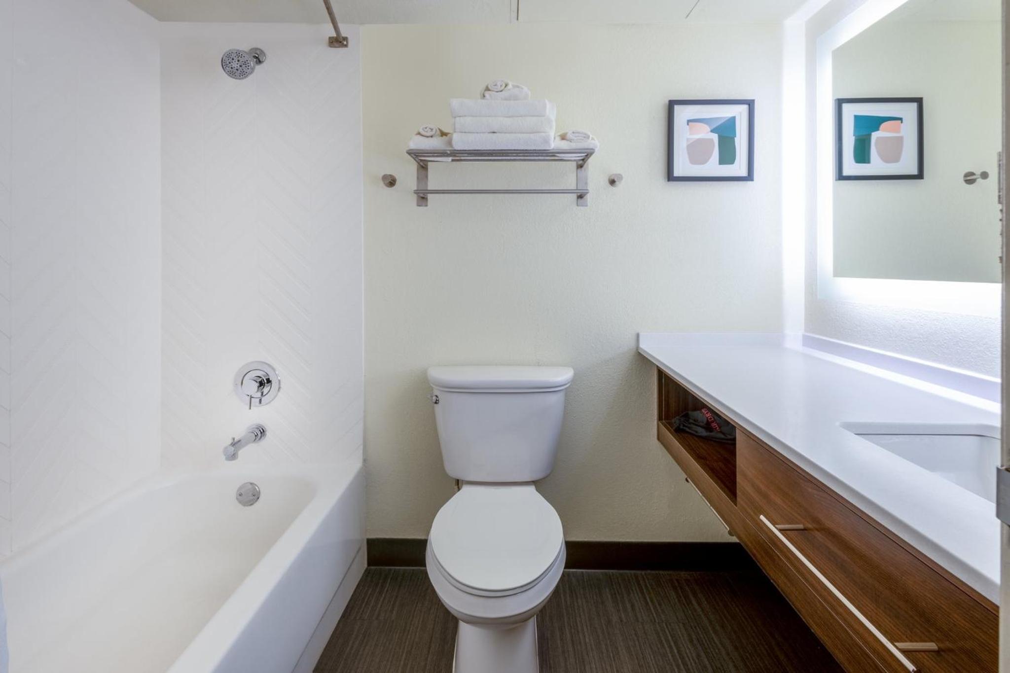 Standard King Room - Communications Accessible - Photo 2