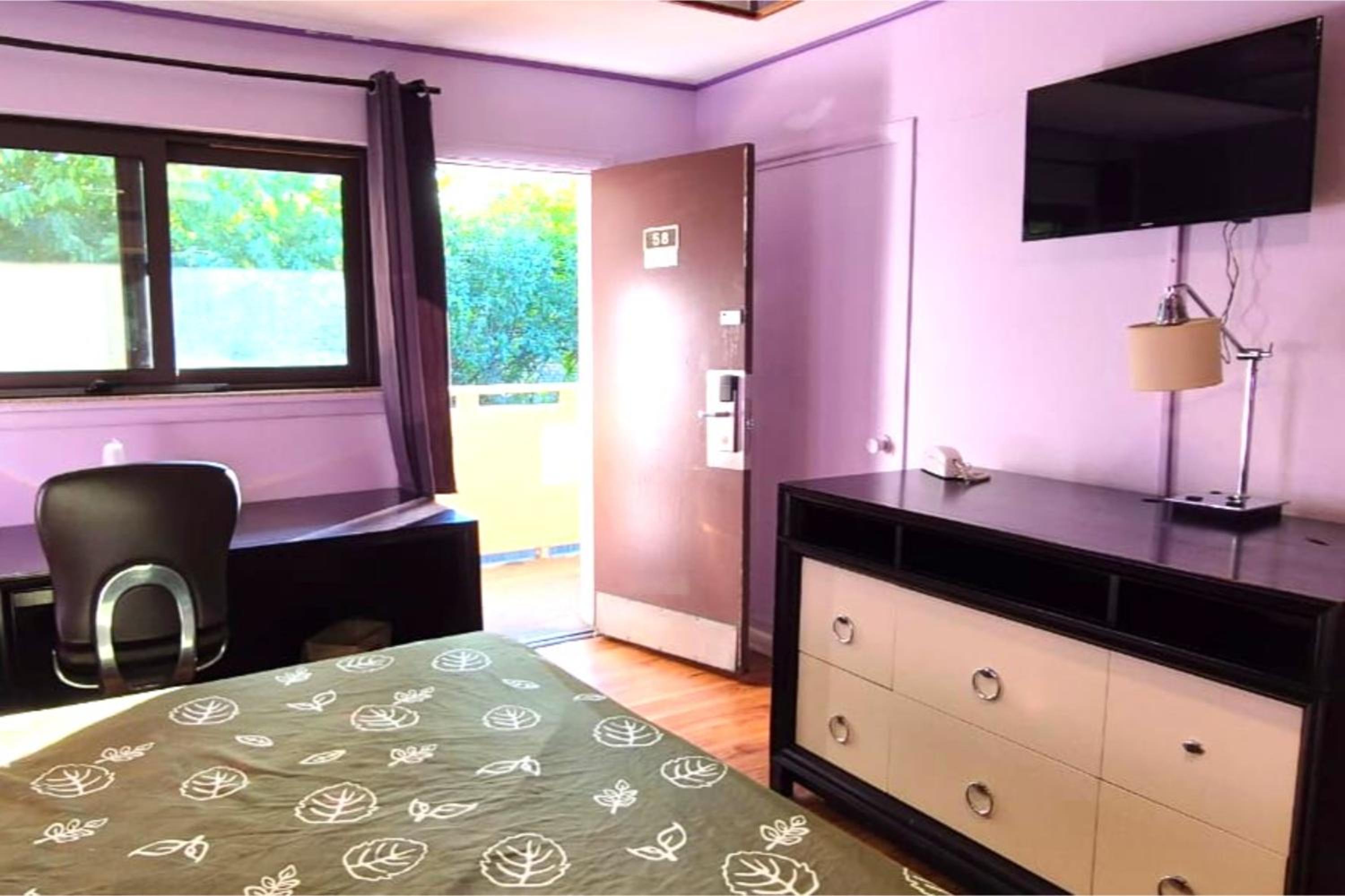 King Bed Non-Smoking - Photo 3