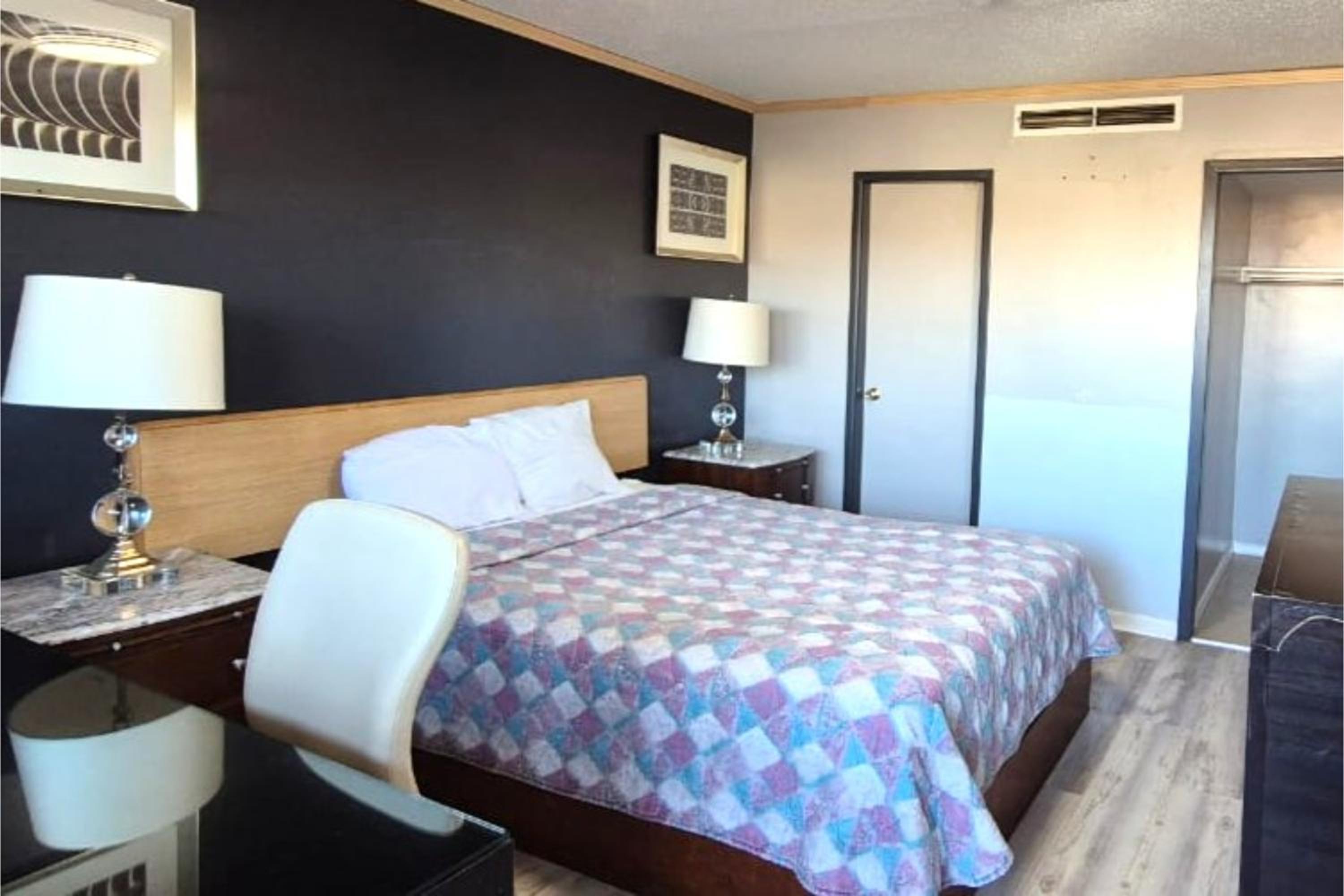 Queen Bed Non-Smoking - Photo 4