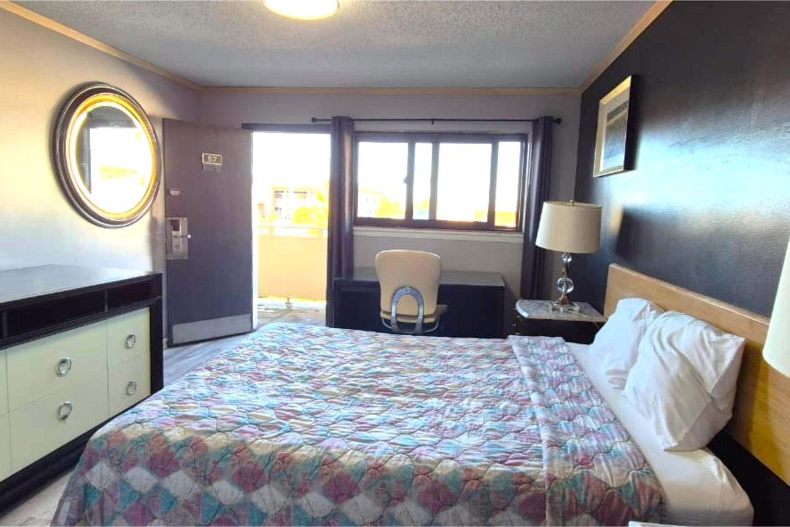 Queen Bed Non-Smoking - Photo 2