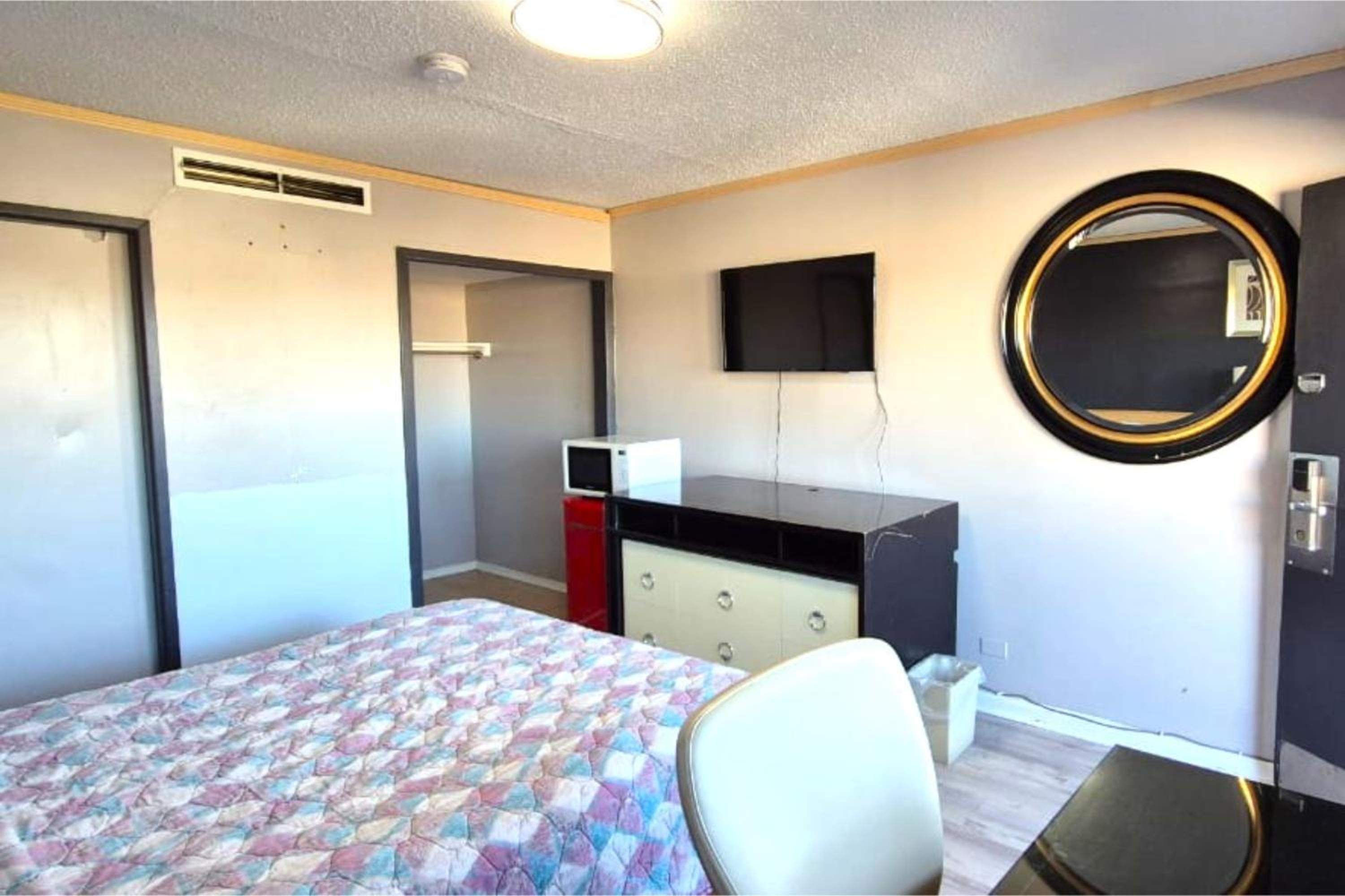 Queen Bed Non-Smoking - Photo 7