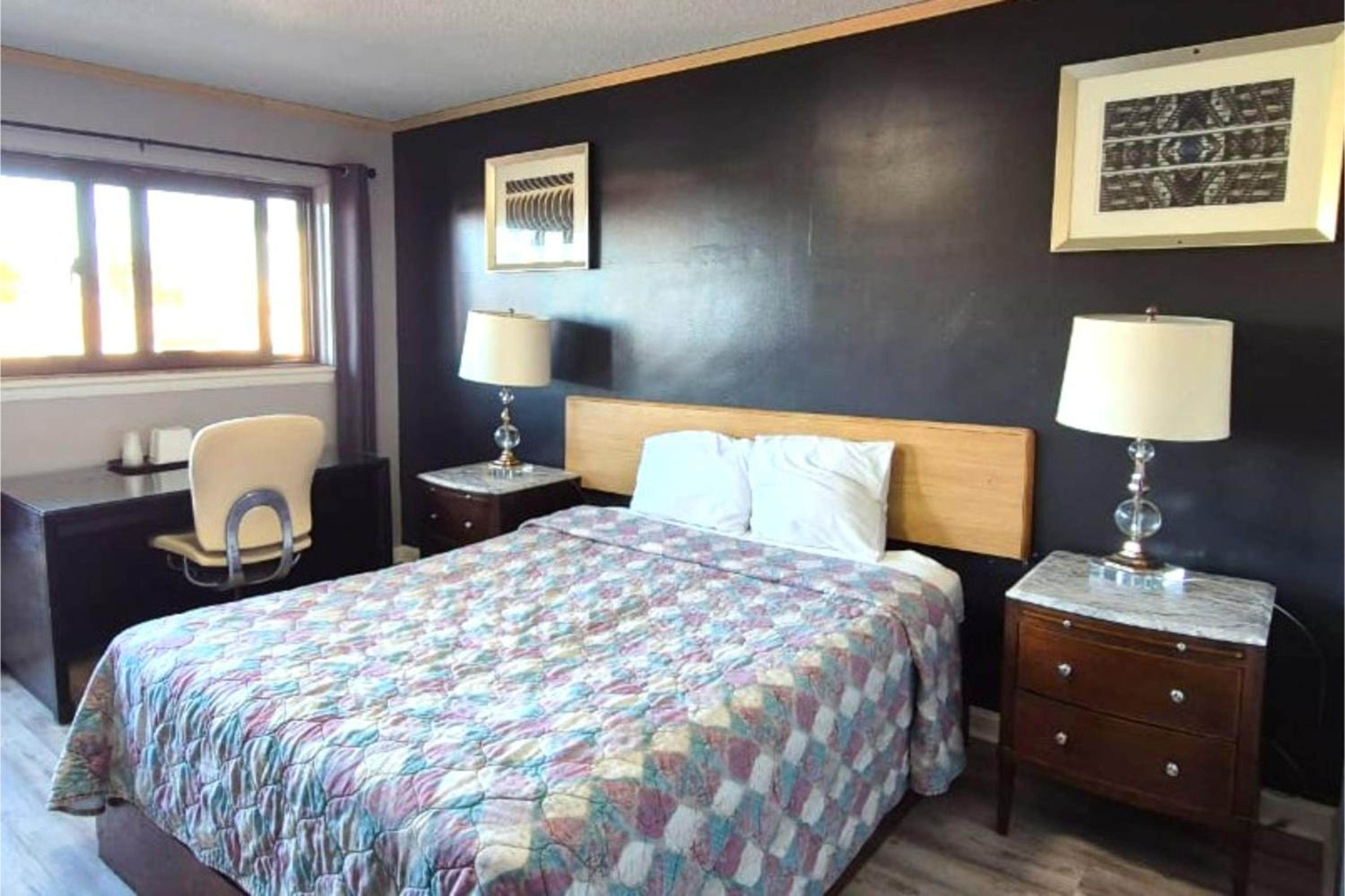 Queen Bed Non-Smoking - Photo 8