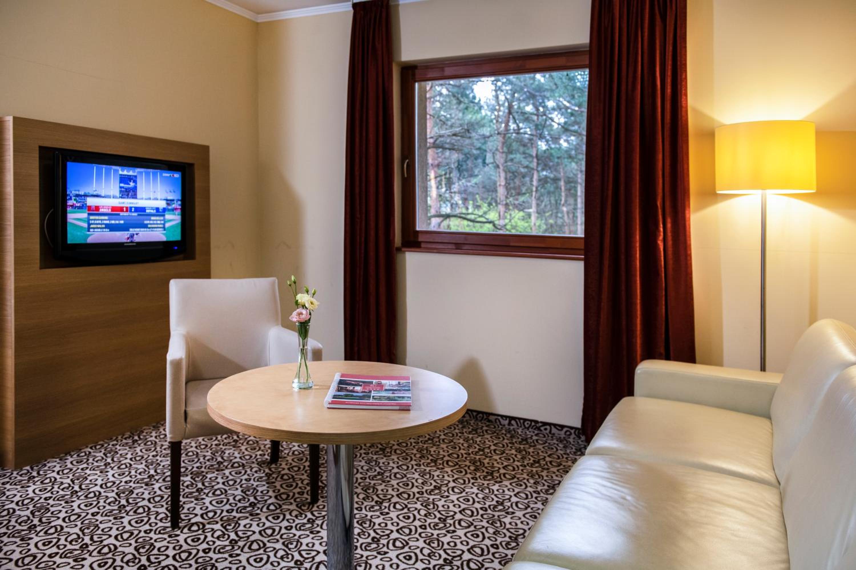 Superior Family Room photo 2