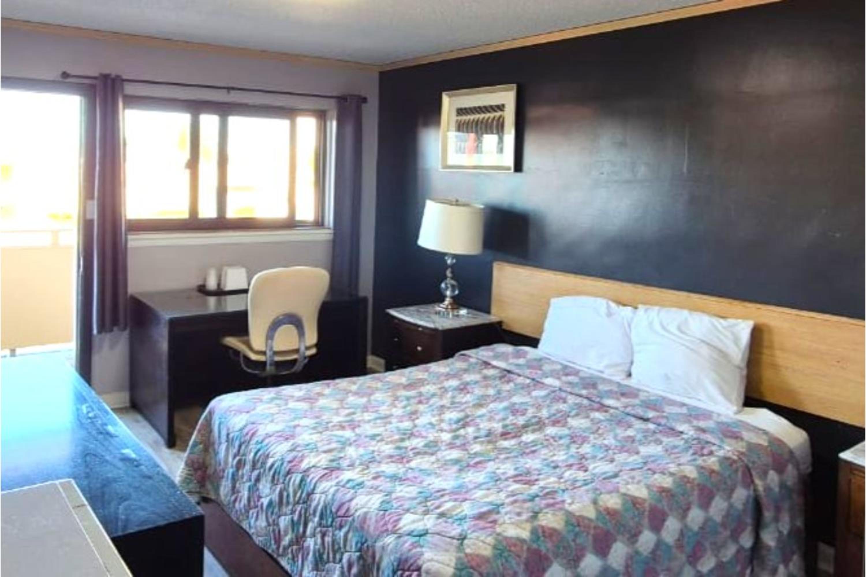 Queen Bed Non-Smoking - Photo 9
