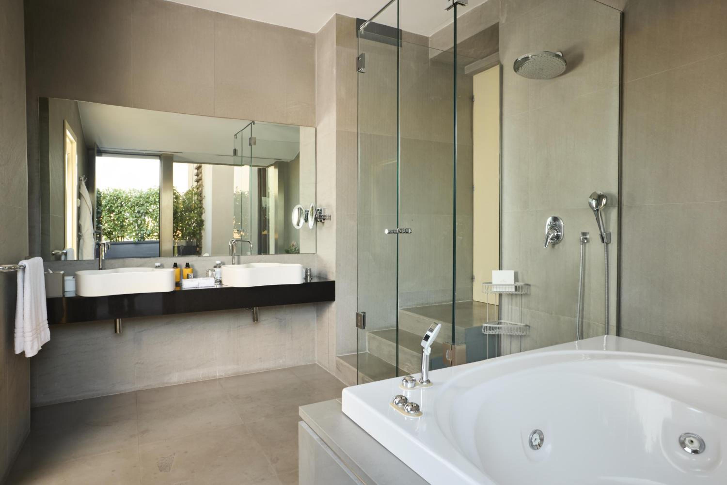 Suite Executive with Jacuzzi, Extra Bed and View thumbnail 6