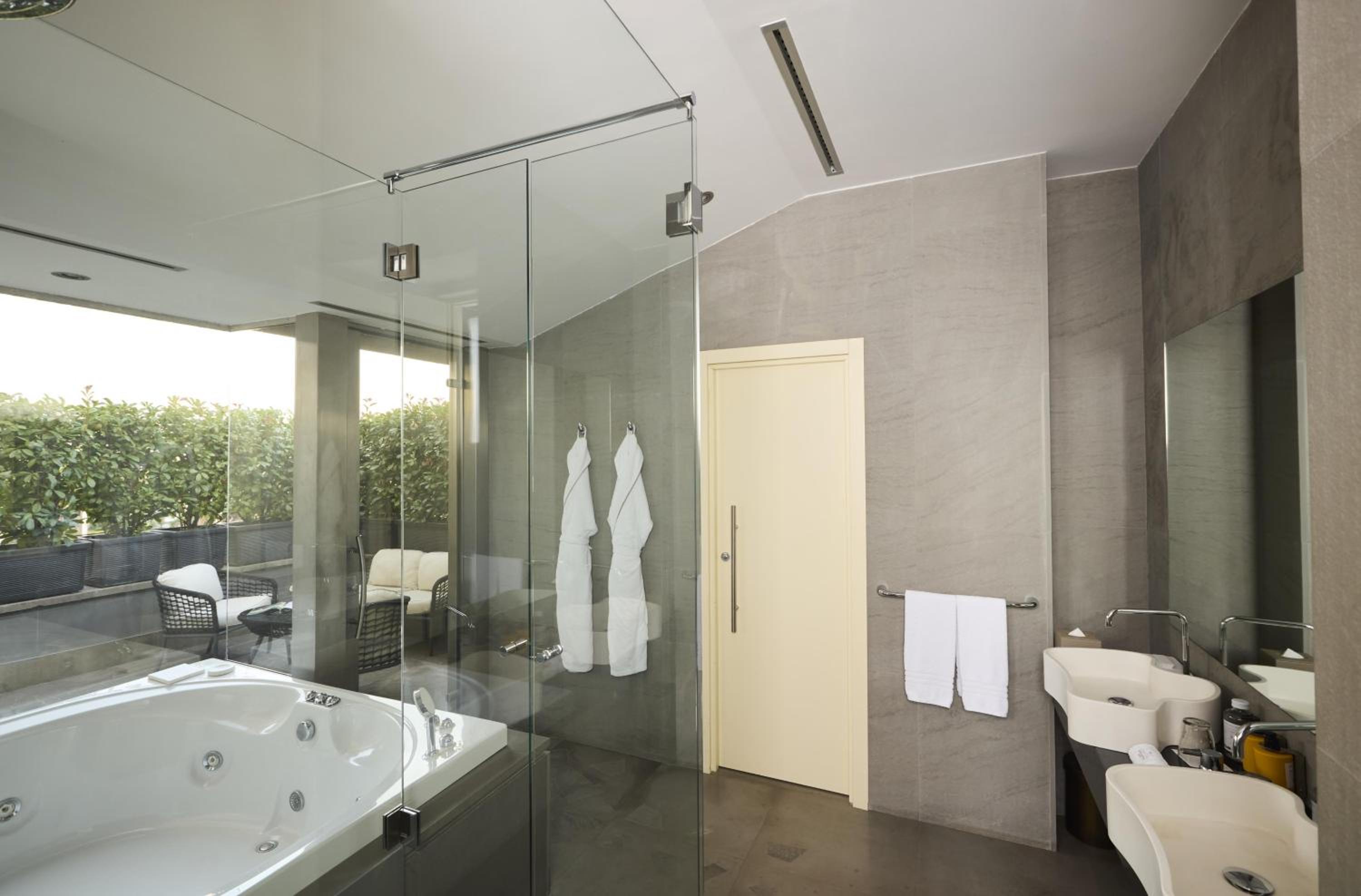 Suite Executive with Jacuzzi, Extra Bed and View (2 Adults + 1 Child) thumbnail 6