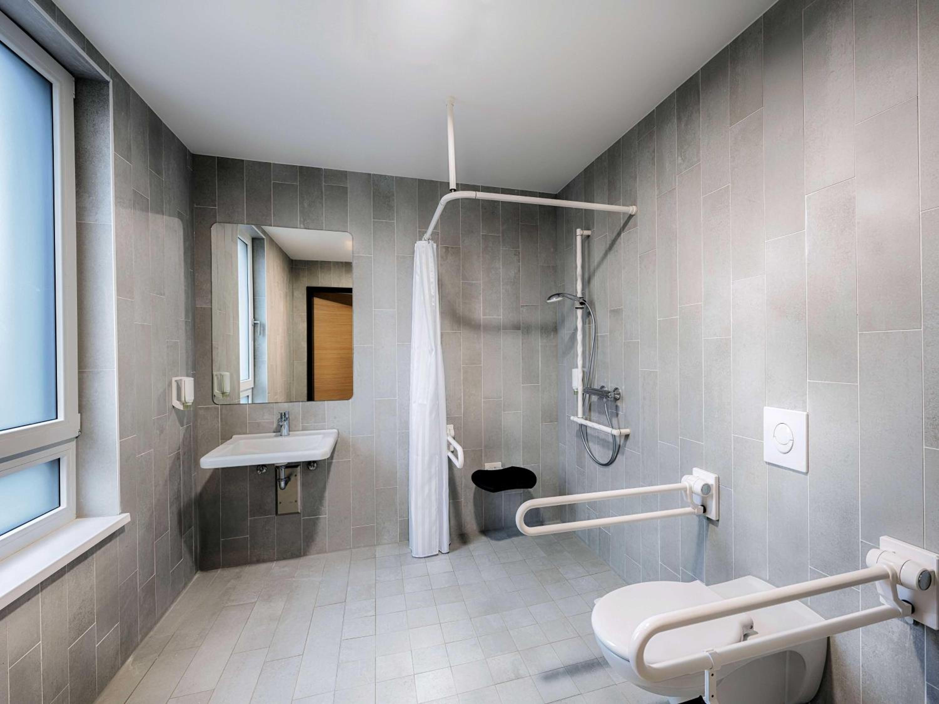 King Room with Roll-In Shower - Disability Access - Photo 3
