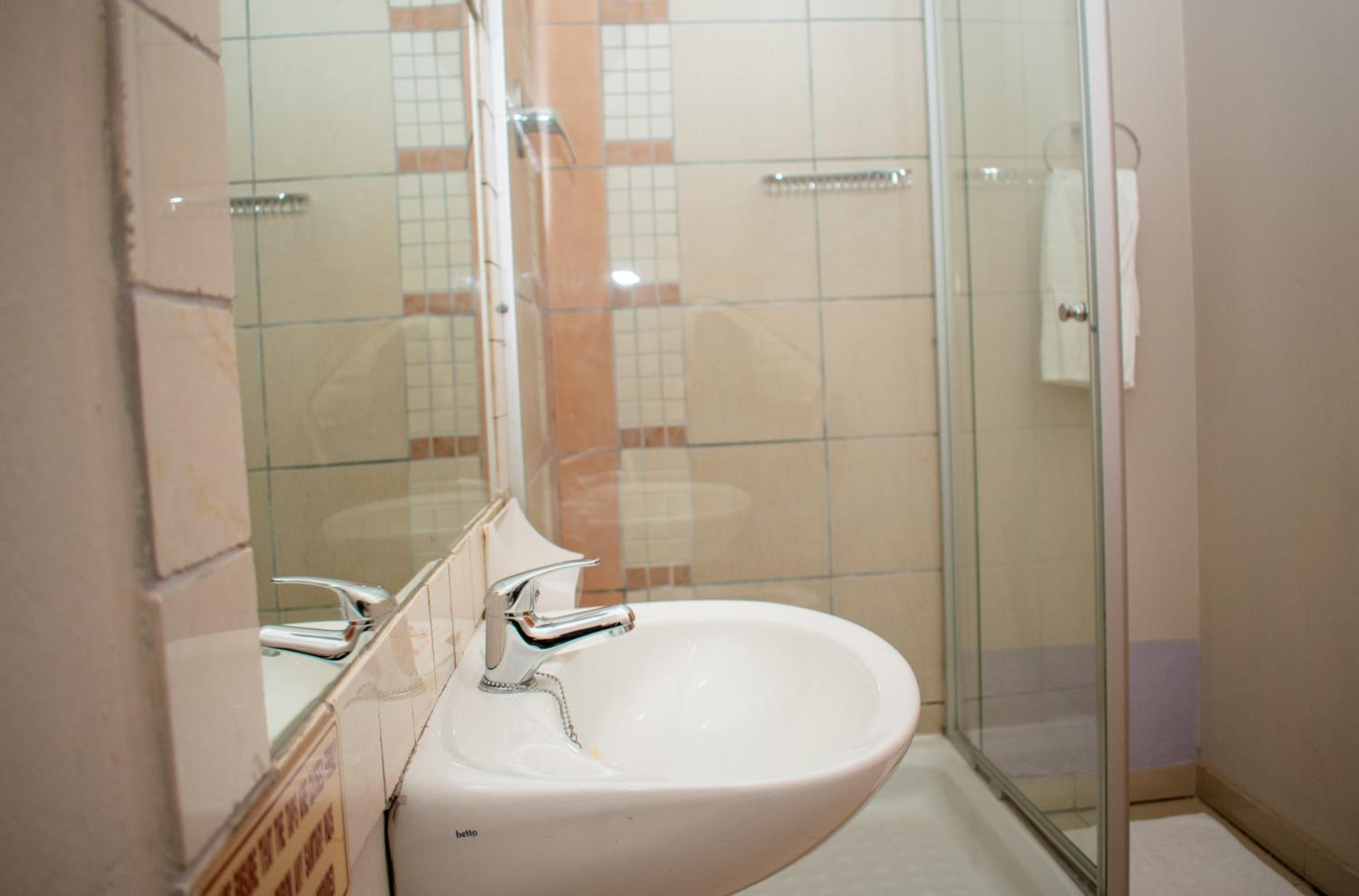 Double Room with Shower - Photo 2