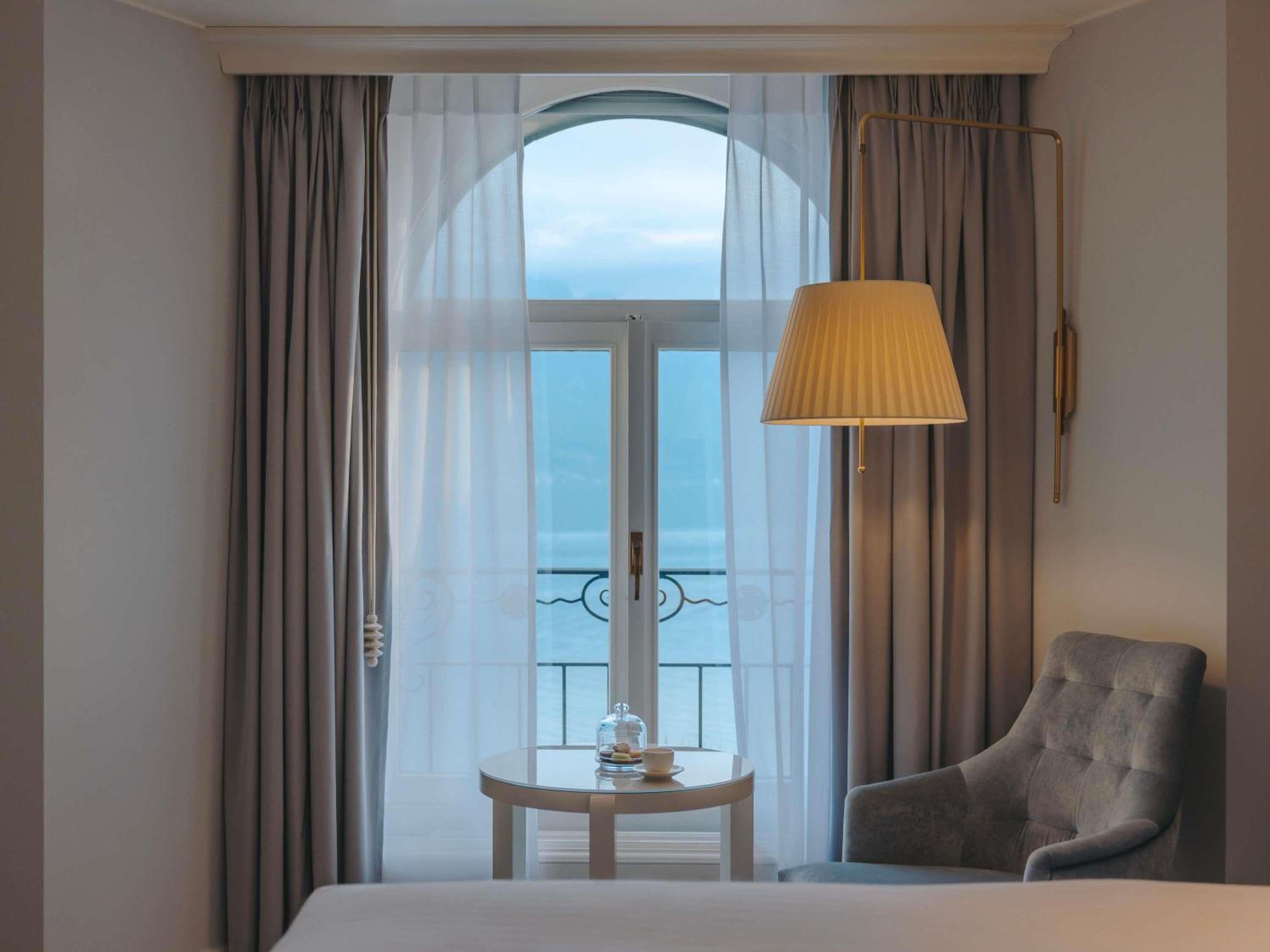 Fairmont Room with Lake View - Photo 2