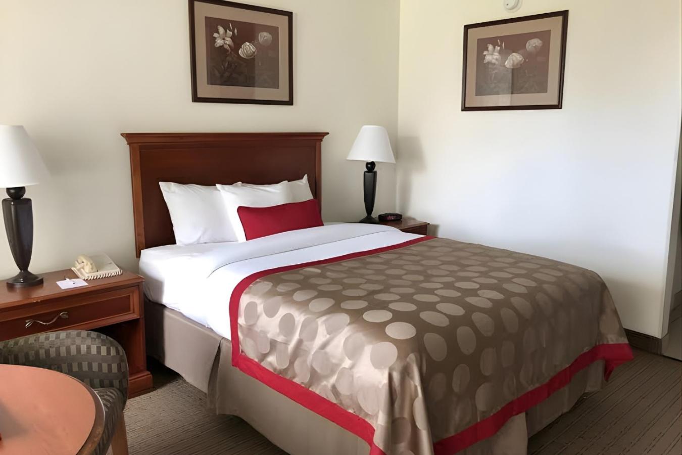 Iberia House & Suites