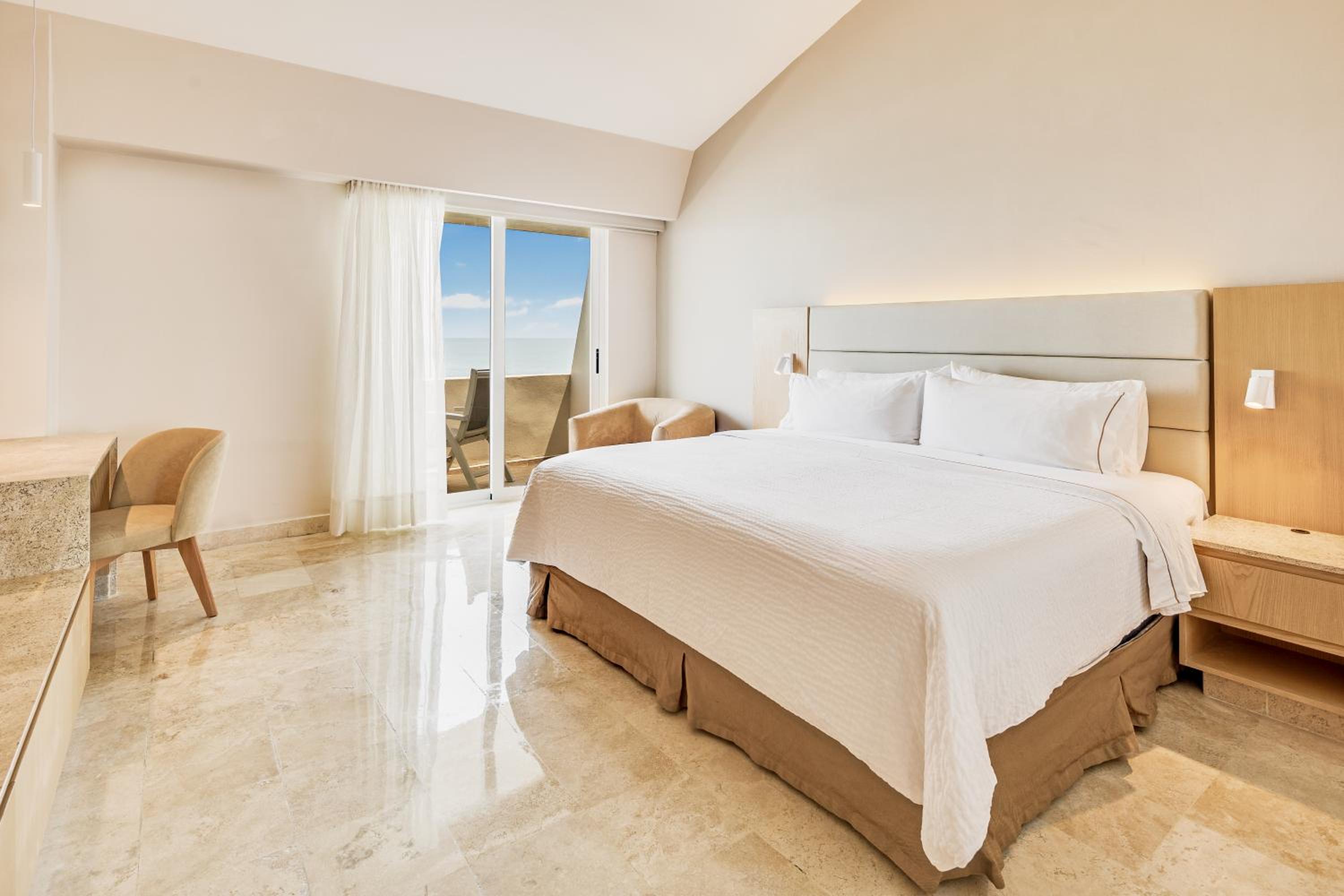 Luxury Room Plus, Ocean Front, 1 King - Photo 1