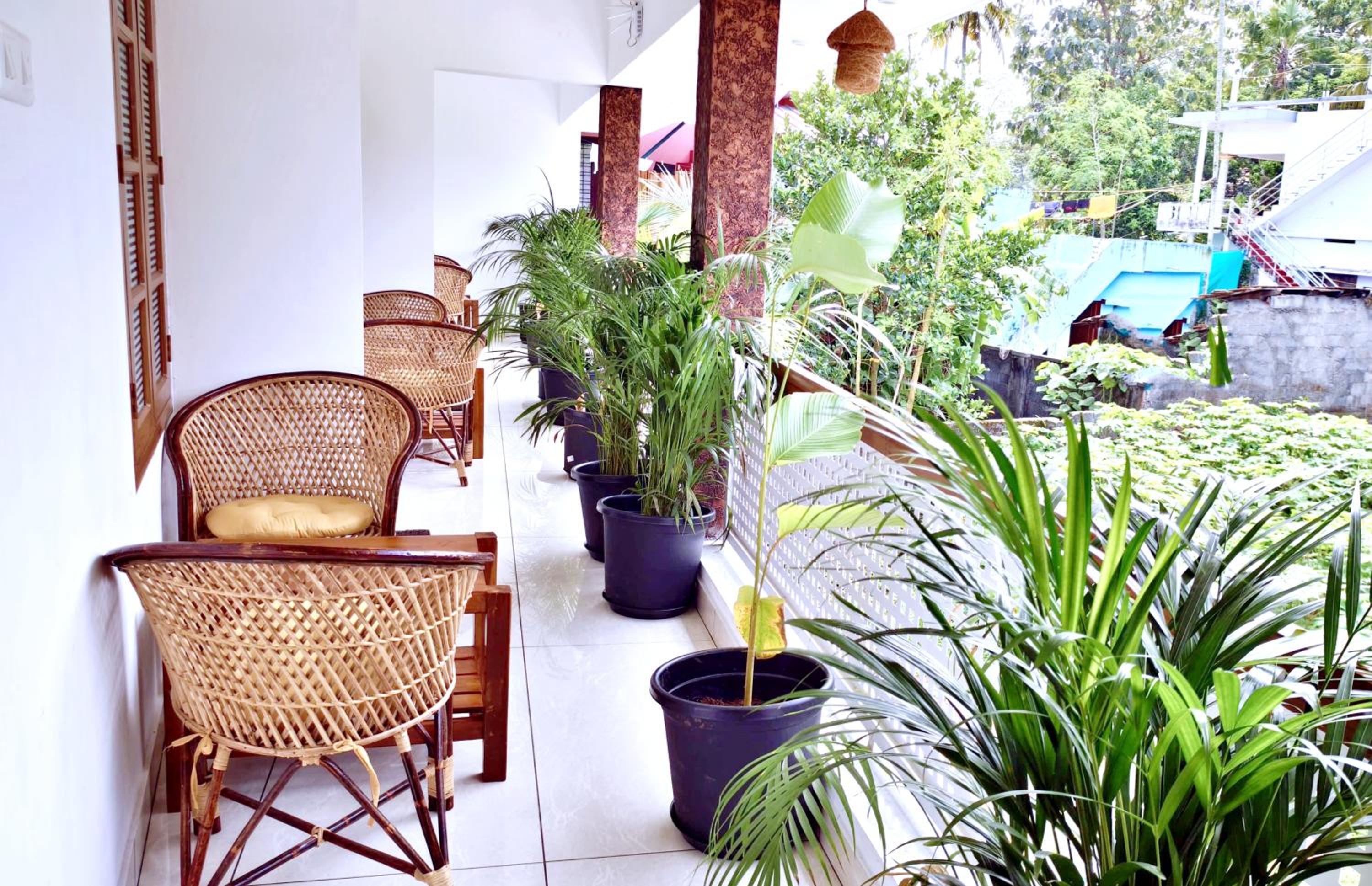 Standard Double Room - Photo 11