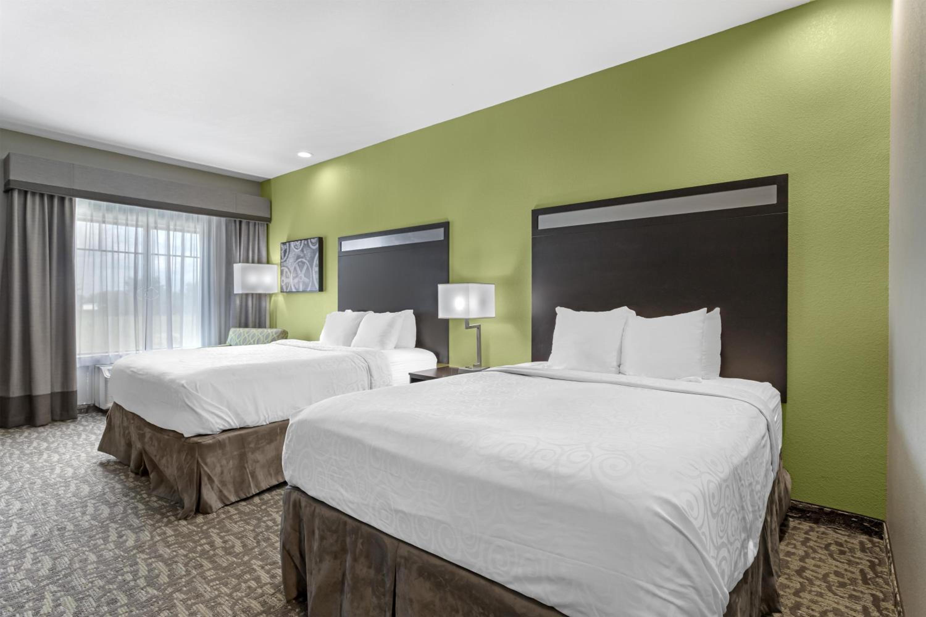 Queen Room with Two Queen Beds and Bath Tub - Disability Access/Non-Smoking  photo 2