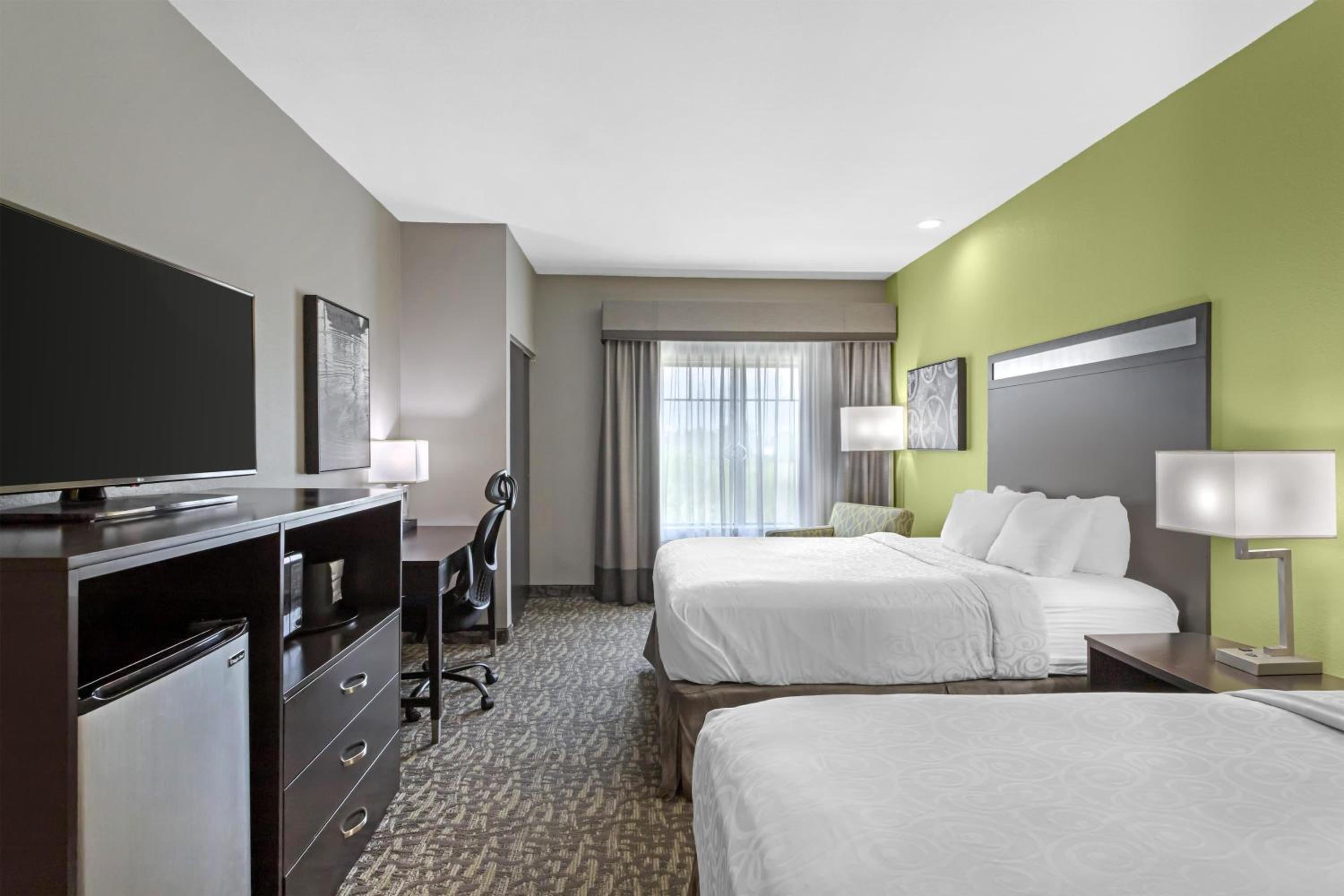 Queen Room with Two Queen Beds and Bath Tub - Disability Access/Non-Smoking  photo 3