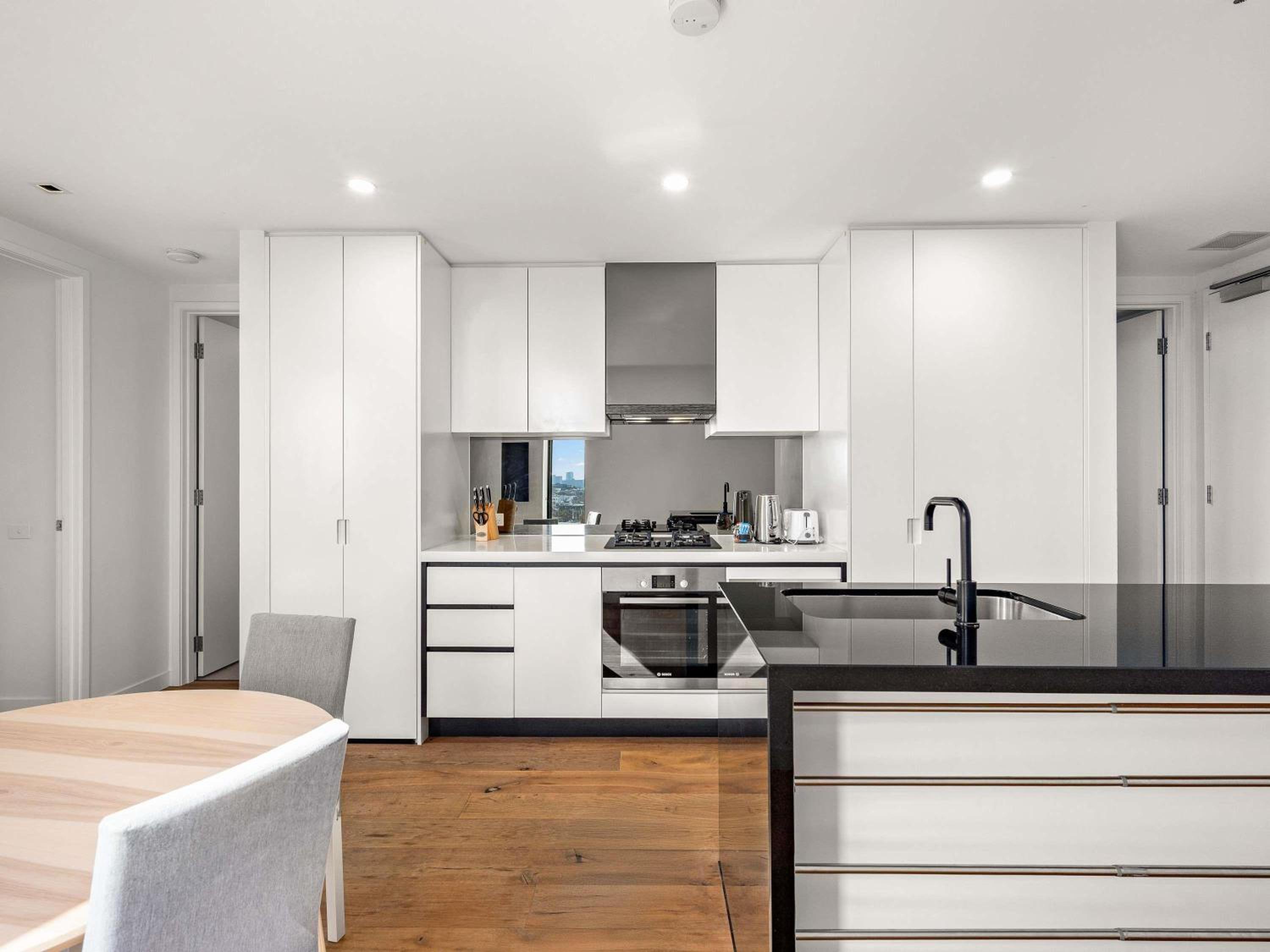 Two-Bedroom Apartment with Two King Beds and Full Kitchen