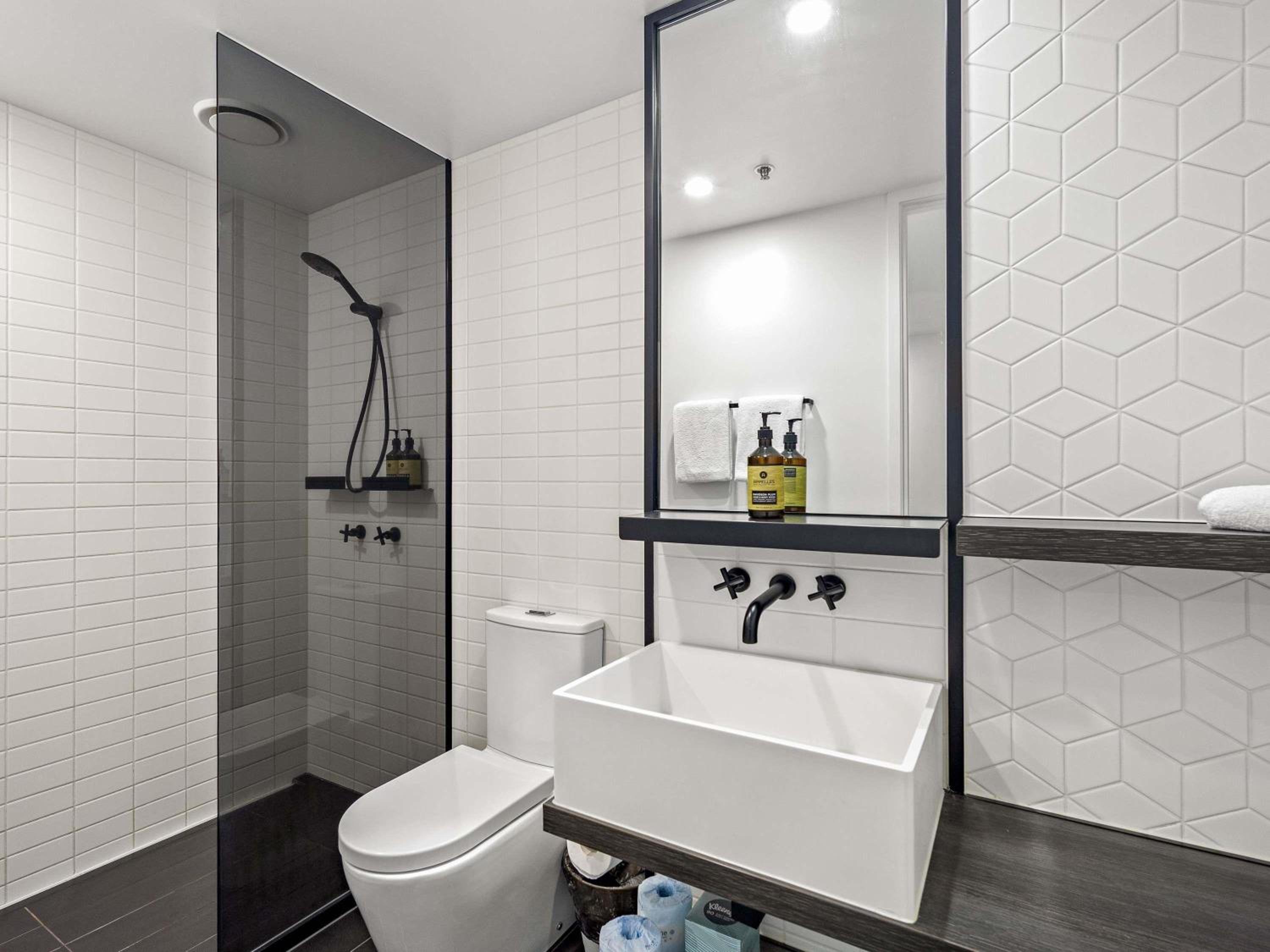 Two-Bedroom Apartment with Two King Beds and Full Kitchen thumbnail 6