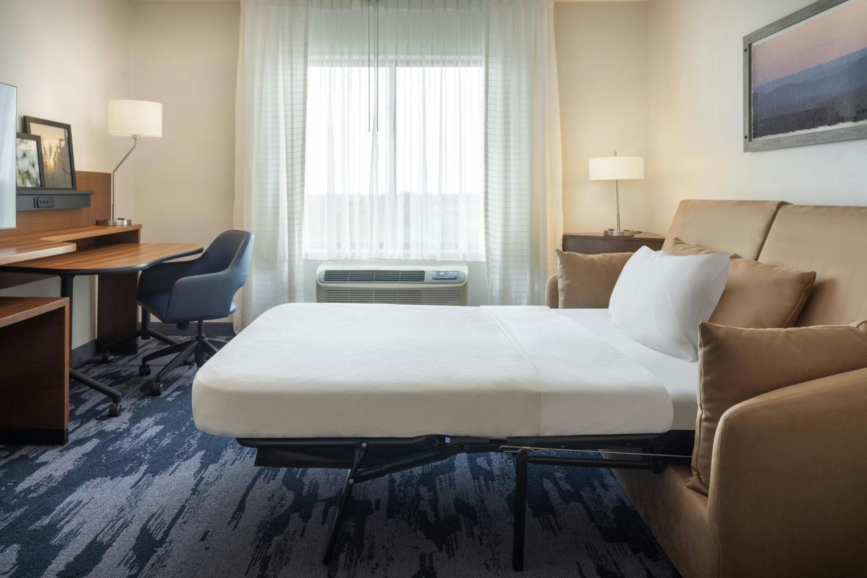 King Studio with Sofa Bed and Transfer Shower - Mobility Accessible