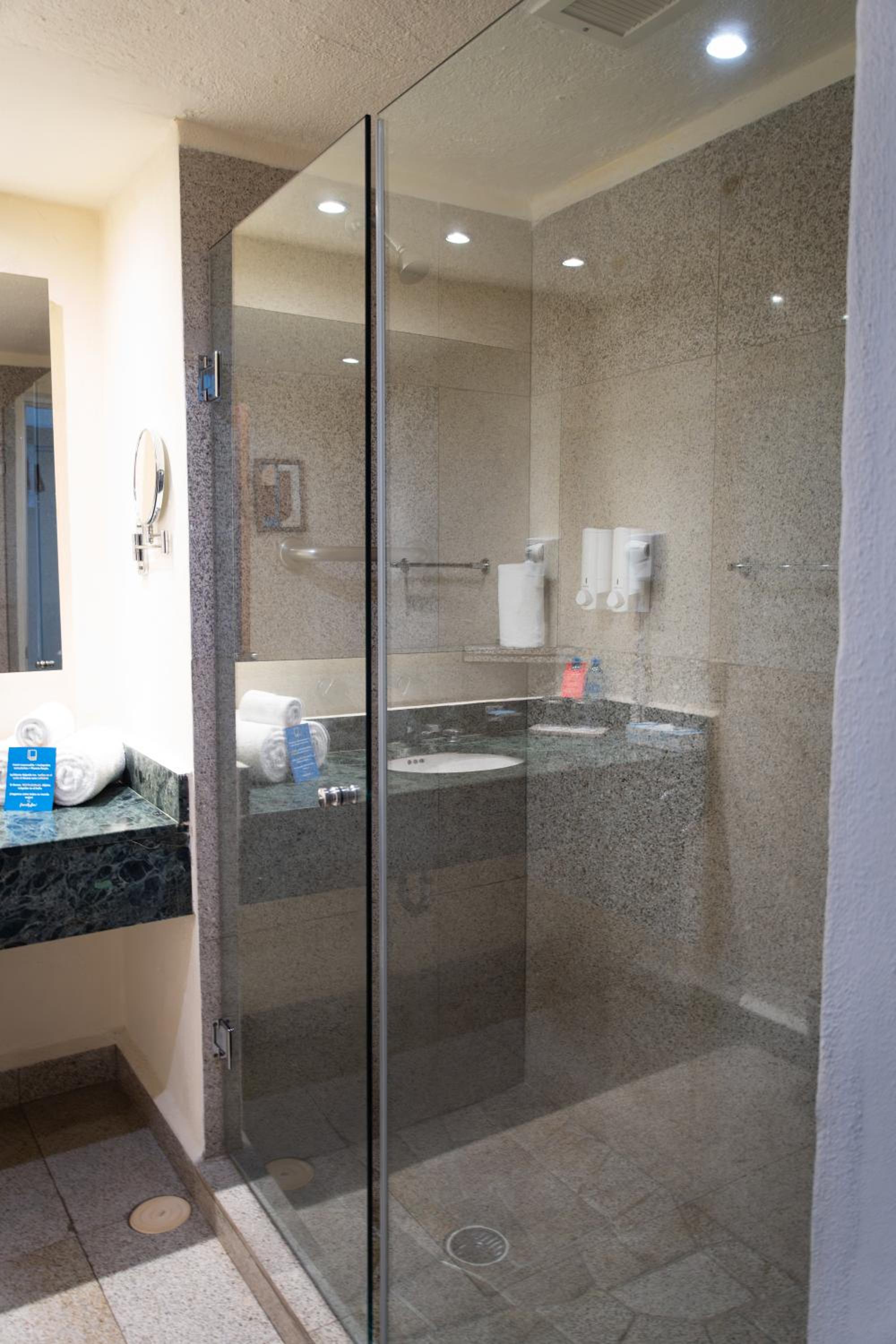 Deluxe Double Room with Side Sea View - Photo 4