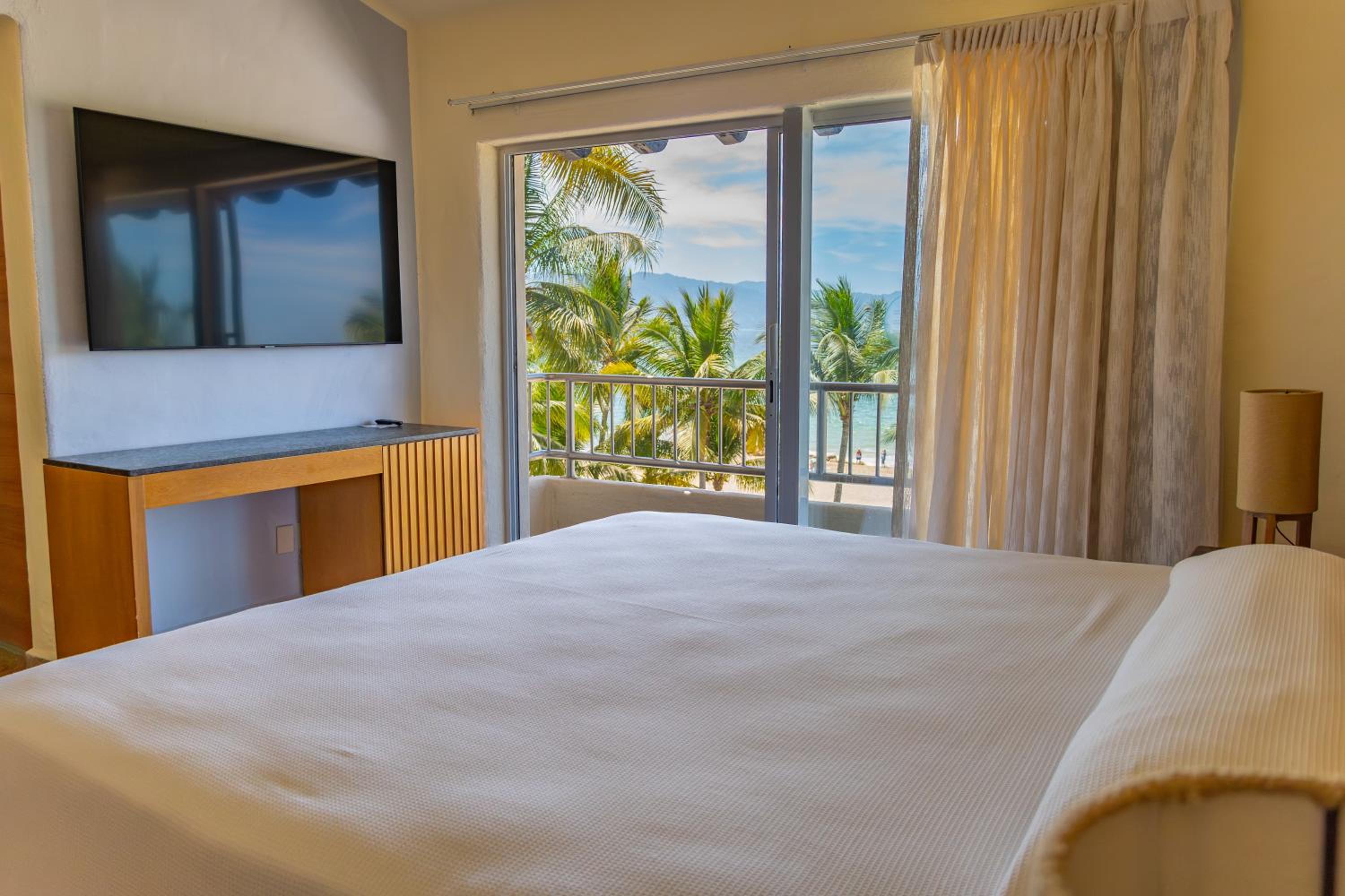 Deluxe Double Room with Side Sea View - Photo 1