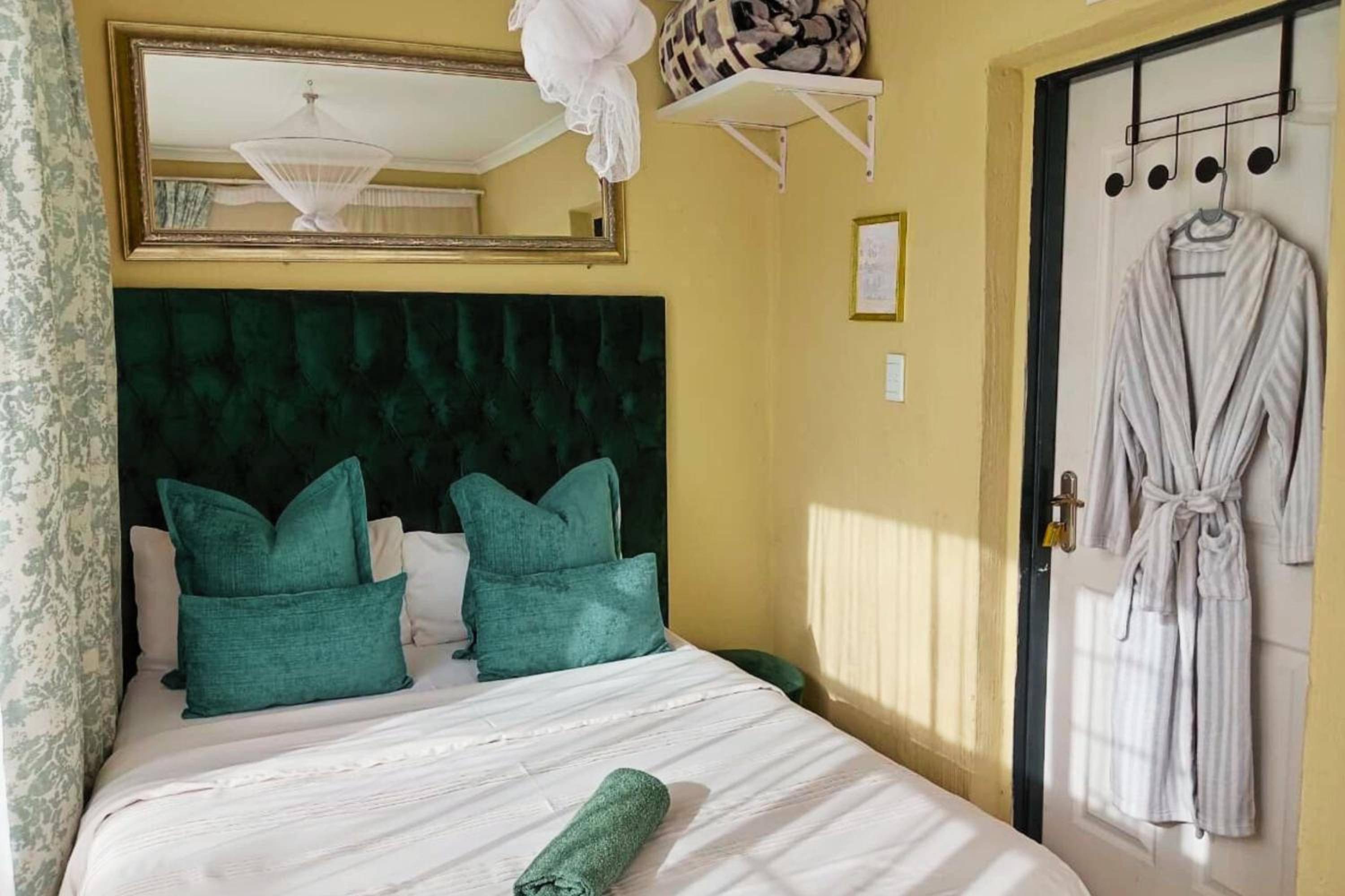 Double Room with Shared Bathroom photo 1