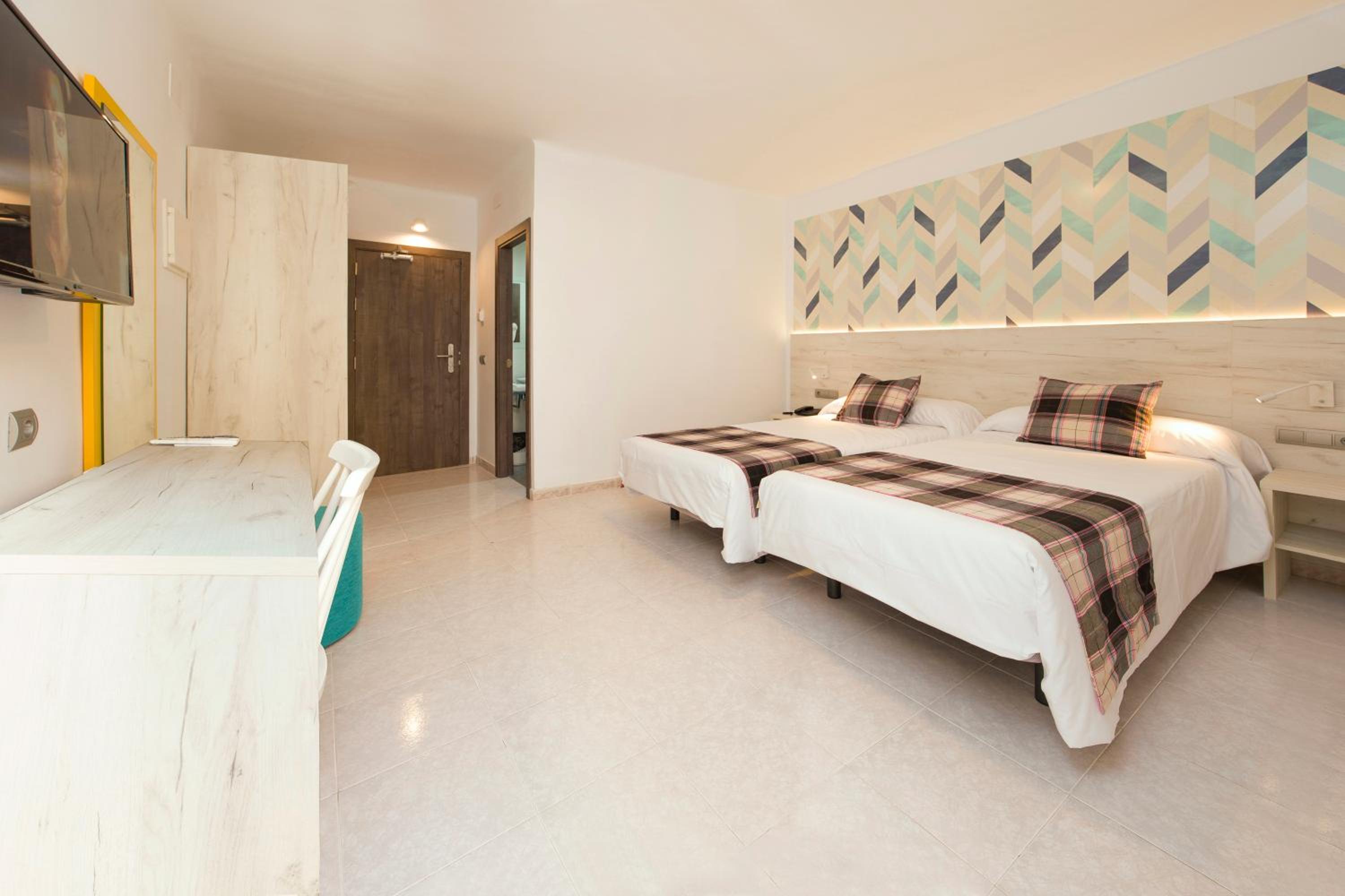 Twin Room - Photo 9