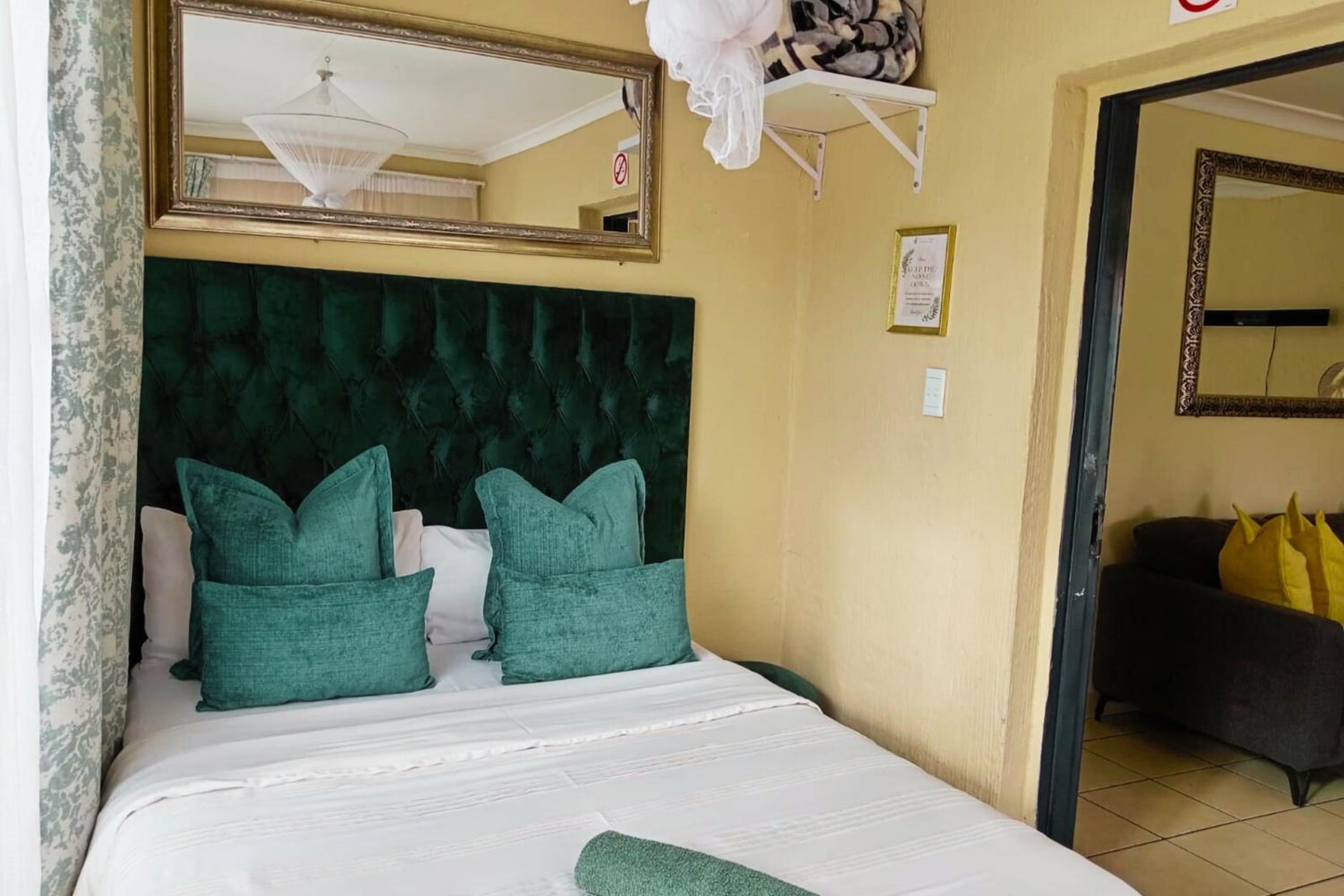 Double Room with Shared Toilet photo 1