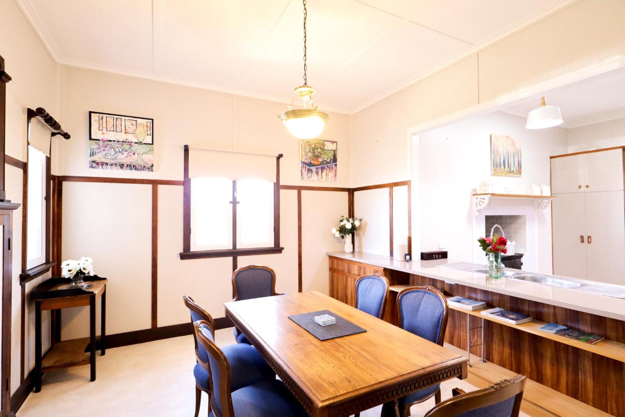 Six-Bedroom House photo 2