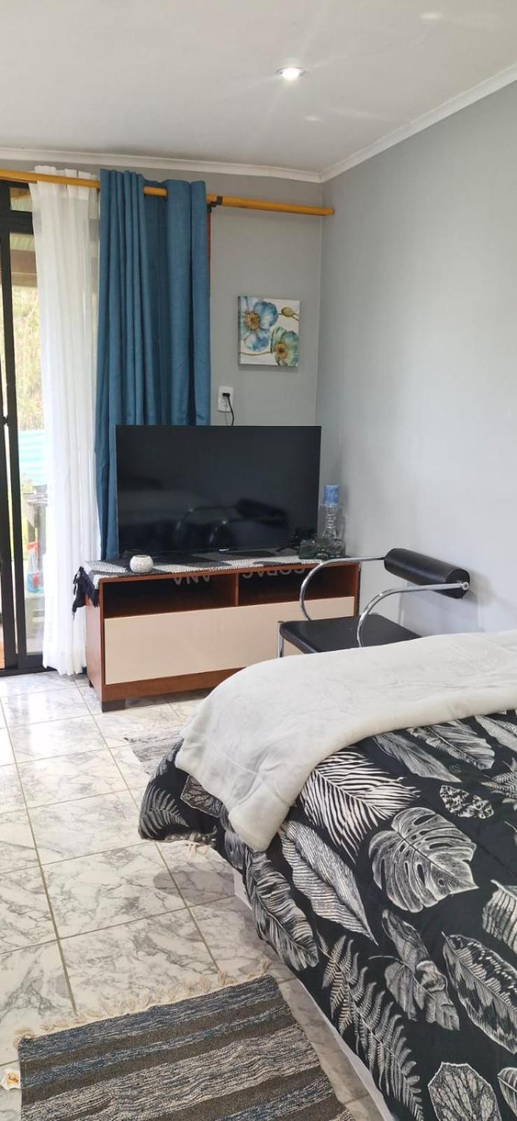 Single Room with Private Bathroom photo 2