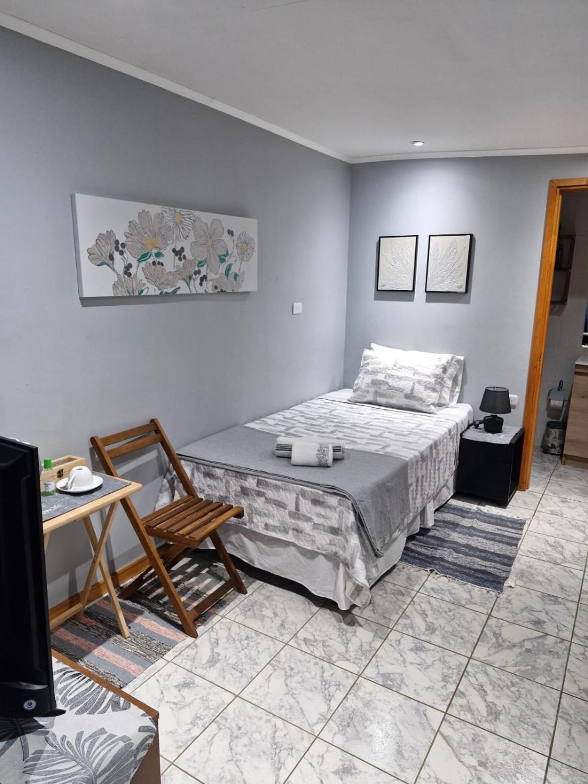 Single Room with Private Bathroom photo 1