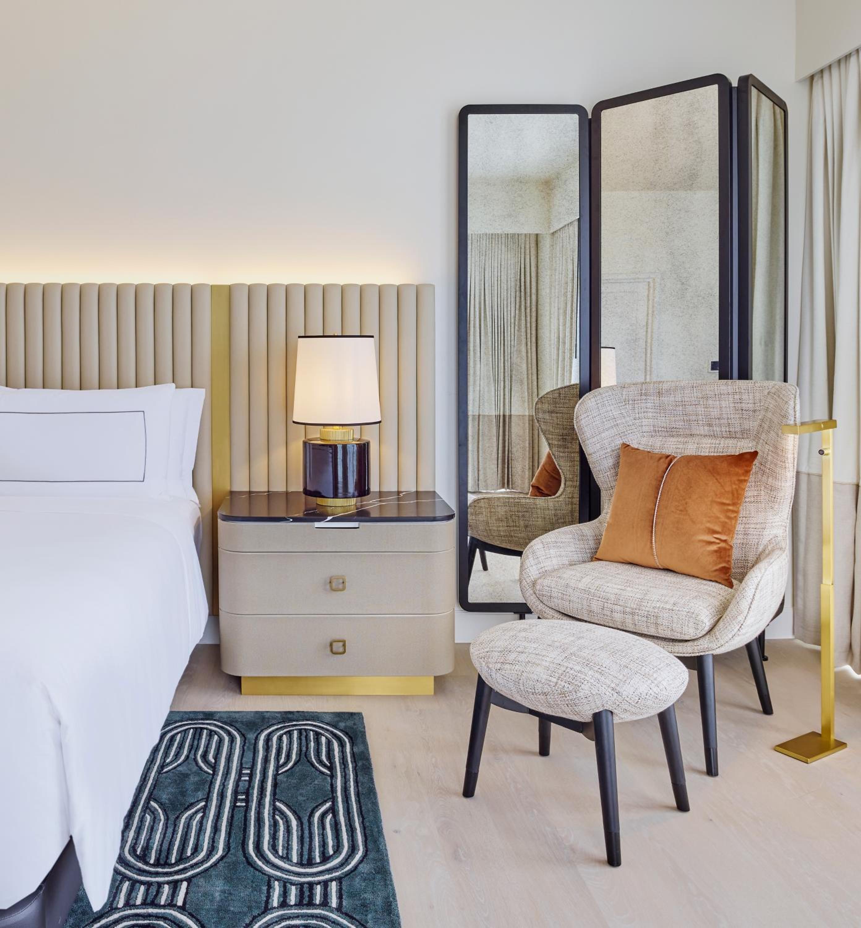 Deluxe One King Bed Room
