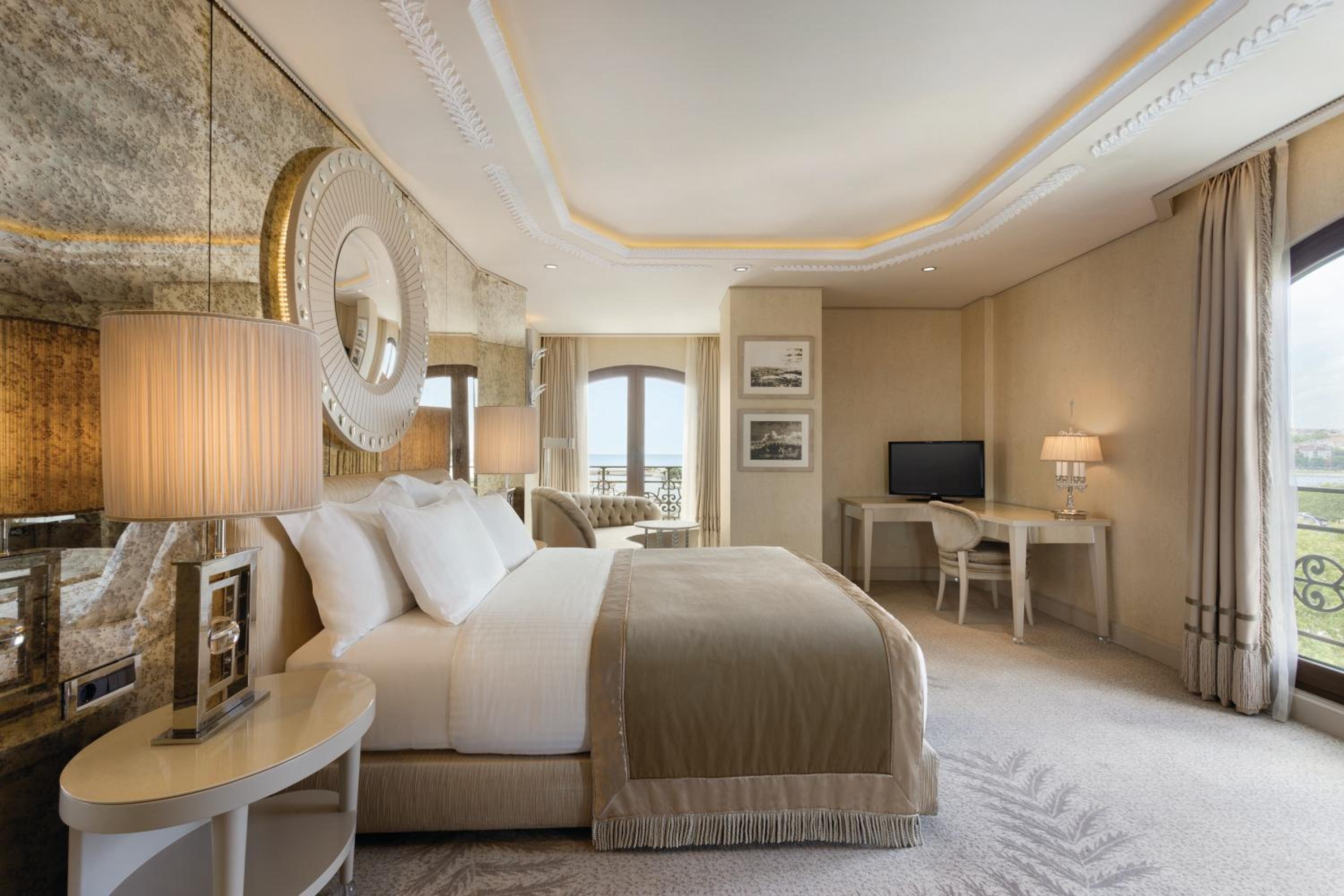 Corner King Room with Sea View - Photo 14