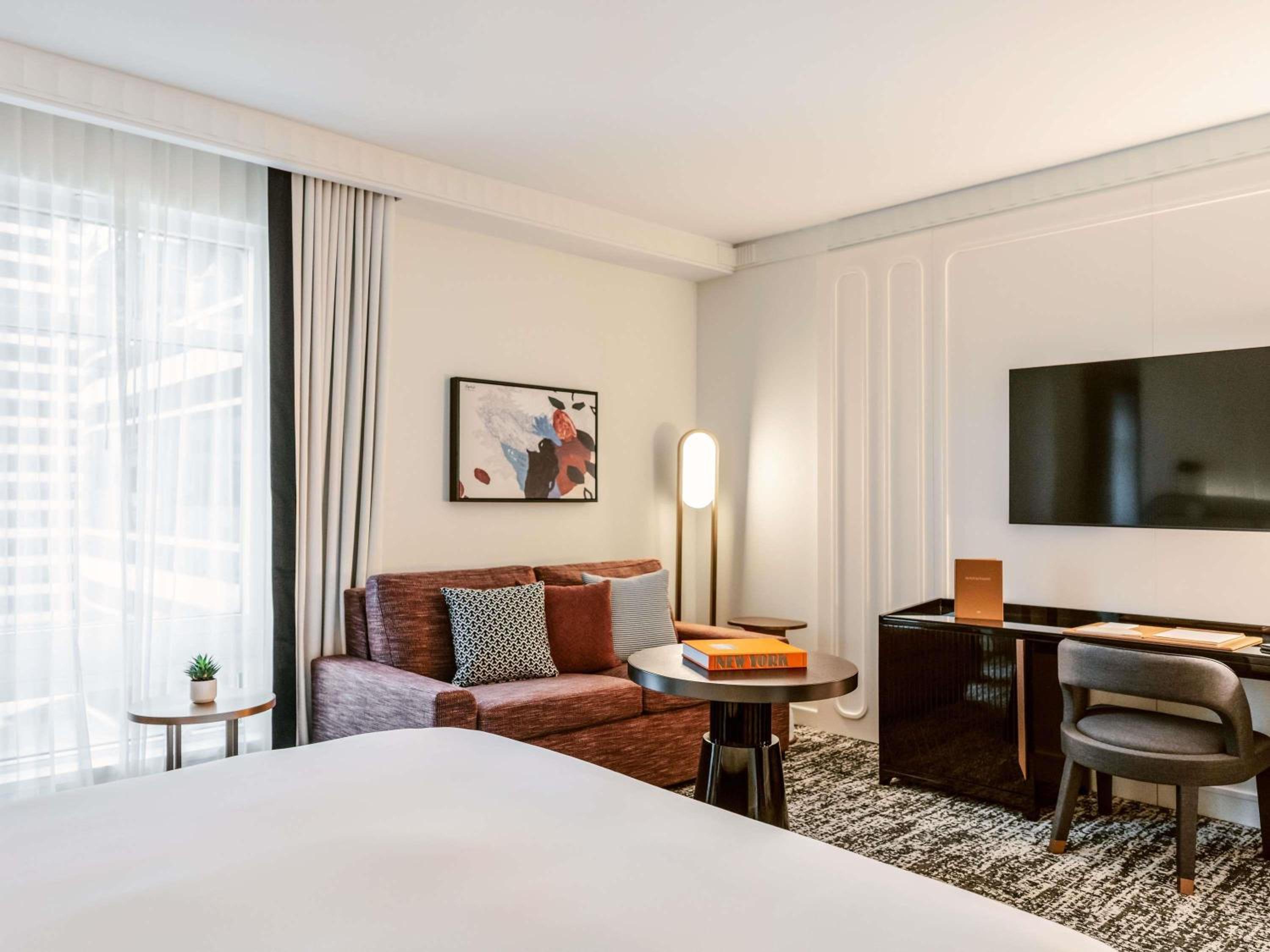 Executive King Room with Sofa Bed thumbnail 5