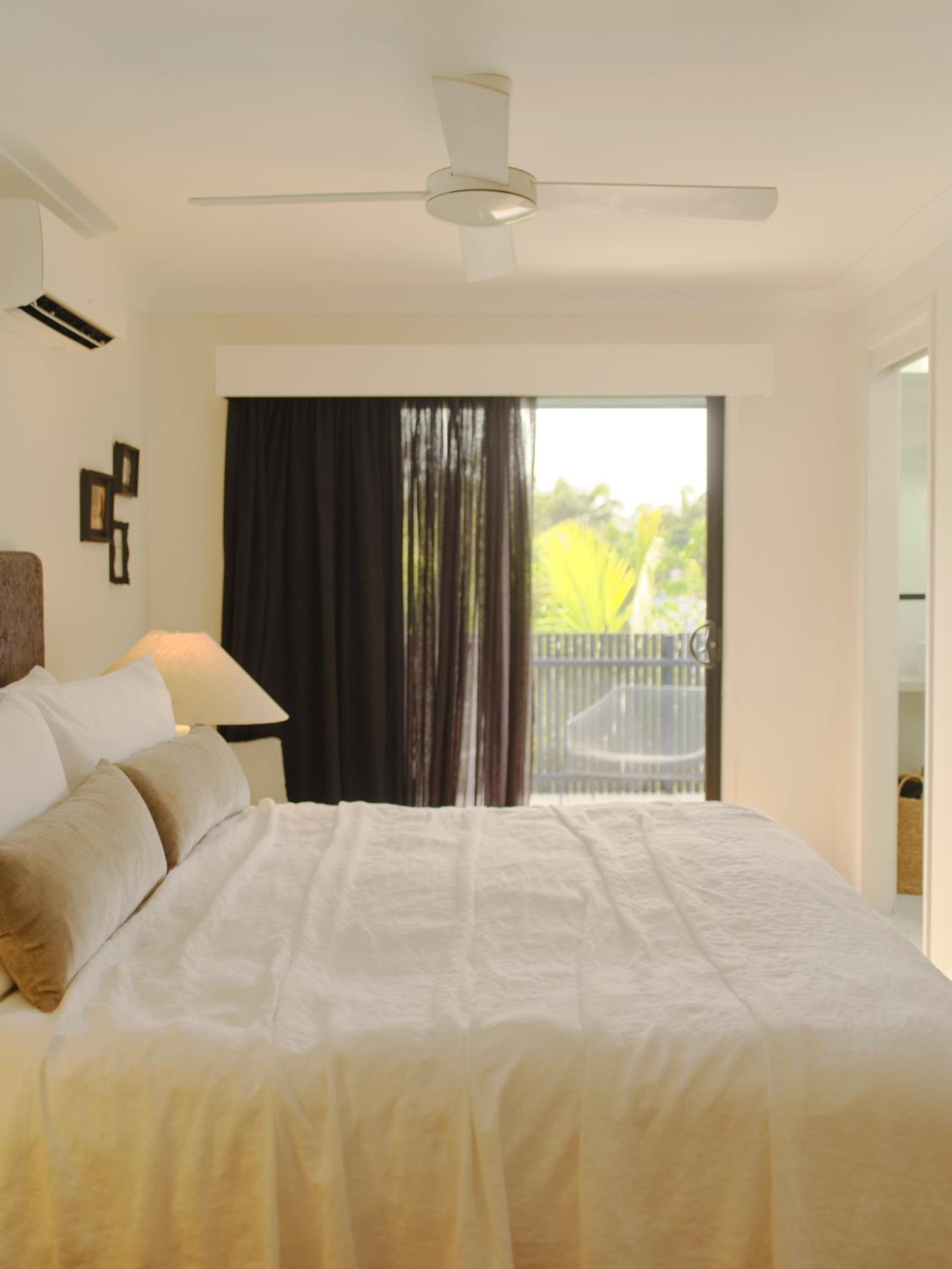 Upper King Room (with Balcony) photo 2