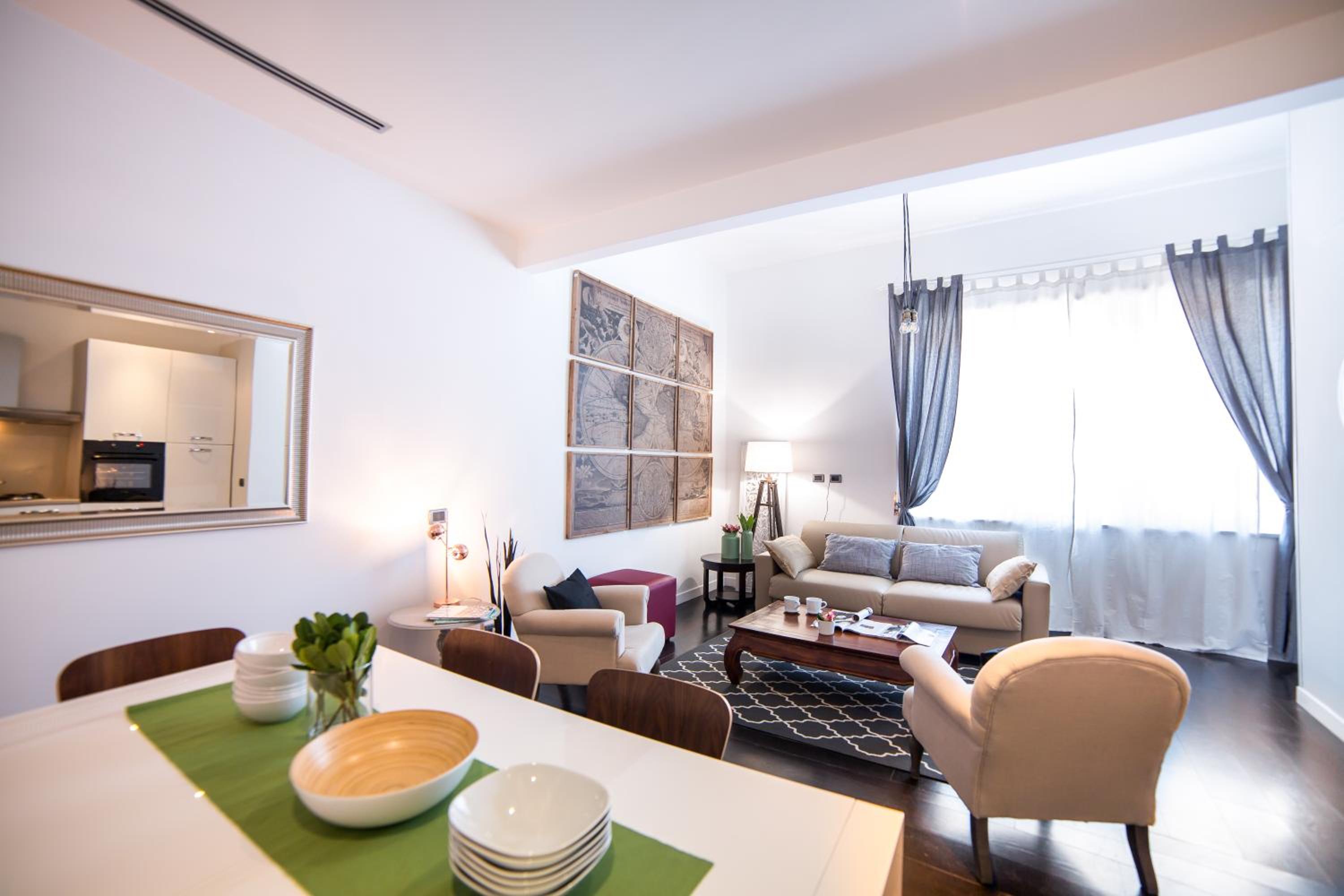 Piazza Venezia Two-Bedroom Apartment - Via Iv Novembre 107