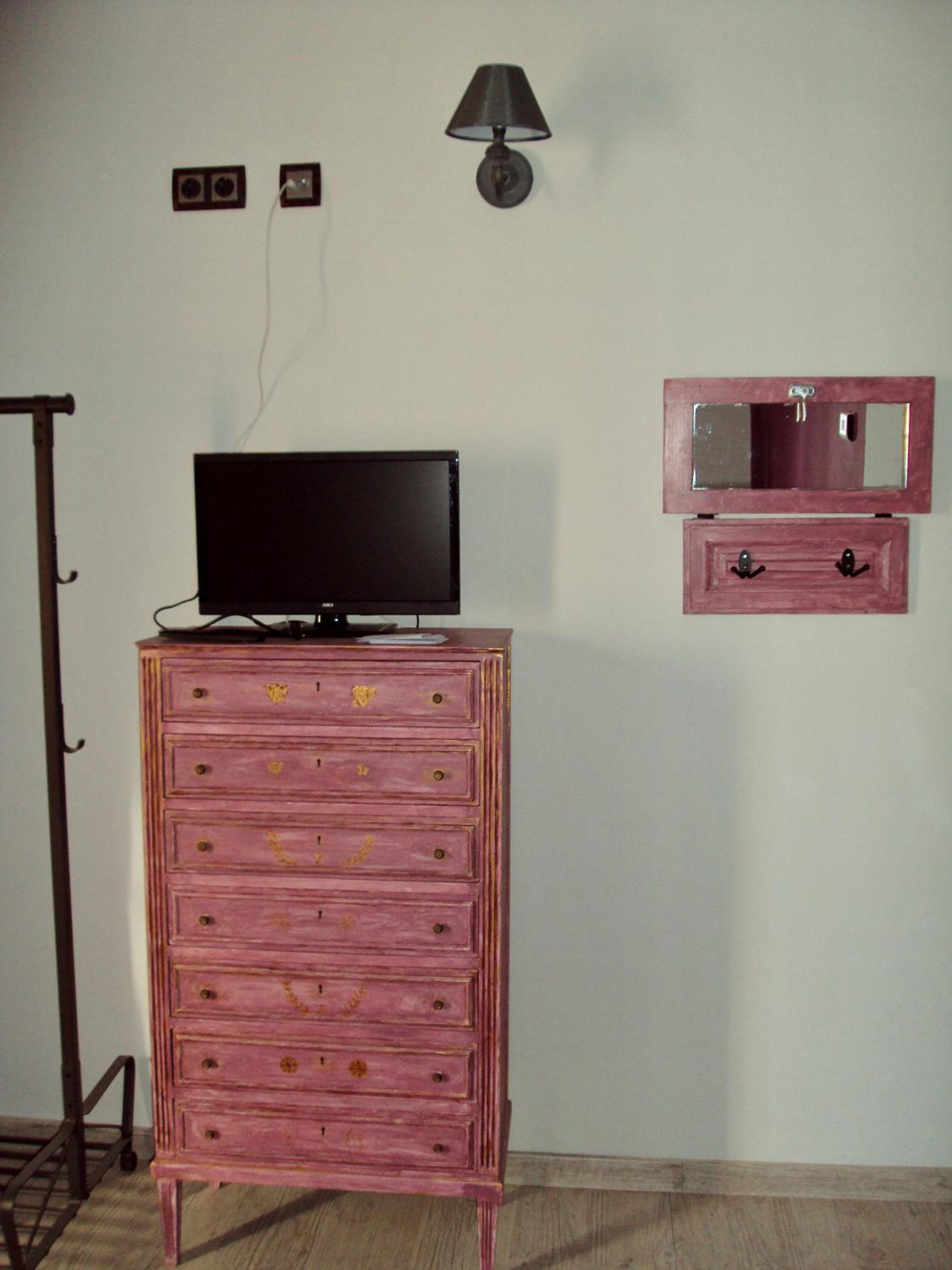 Queen Room with Balcony - Photo 7