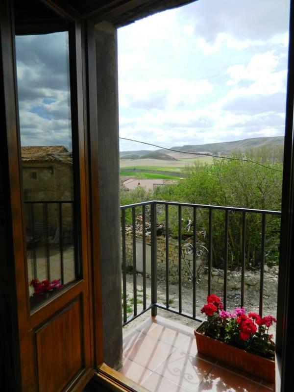 Queen Room with Balcony - Photo 6
