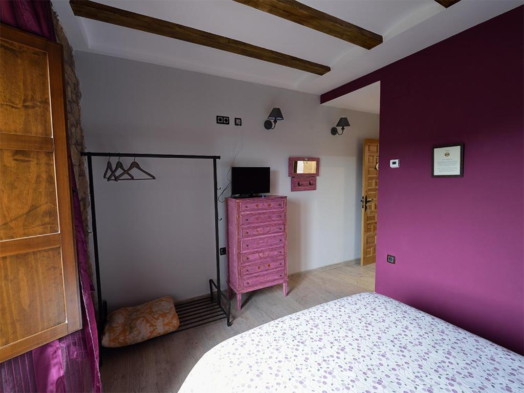 Queen Room with Balcony - Photo 4