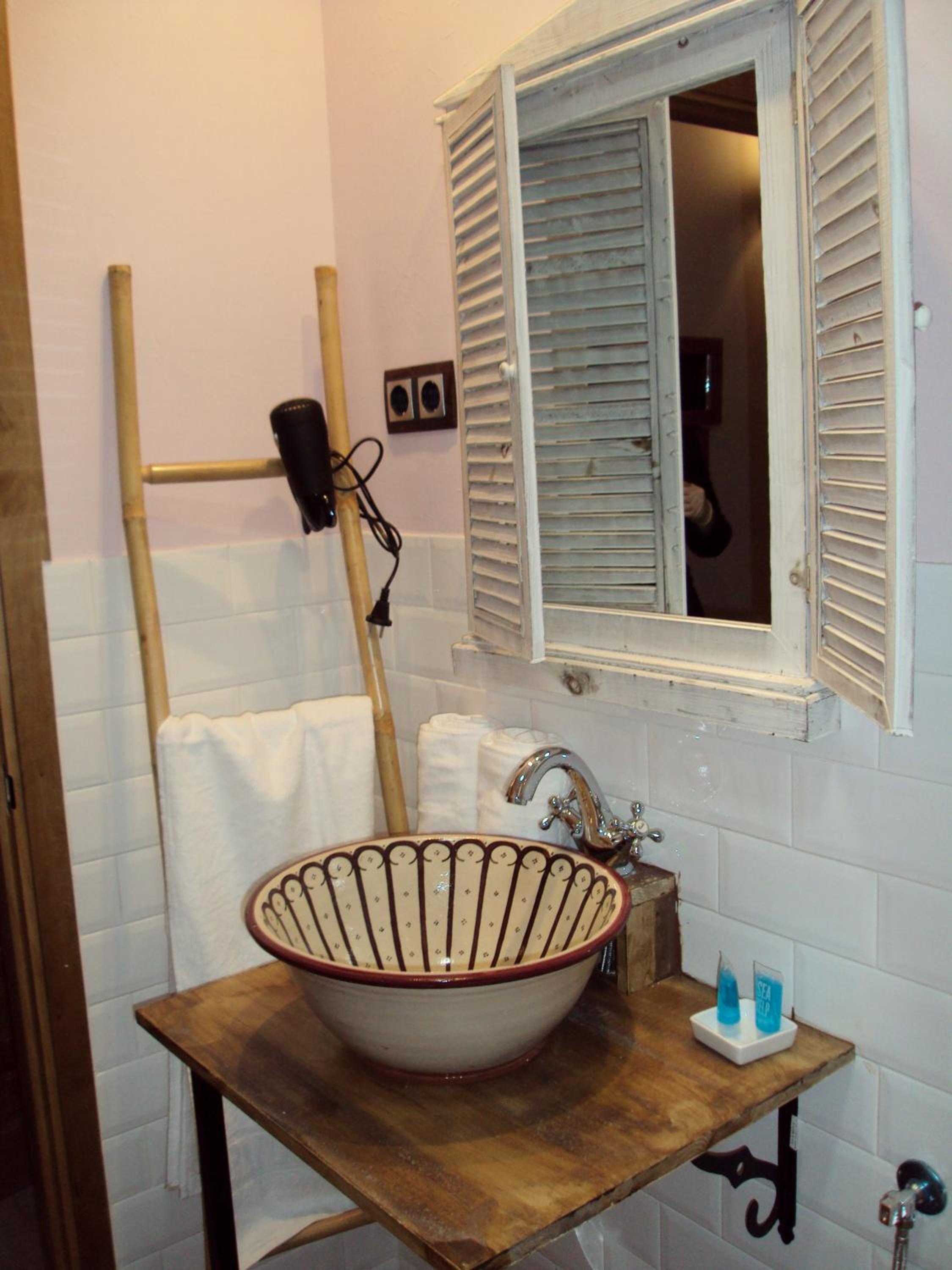 Queen Room with Balcony - Photo 5