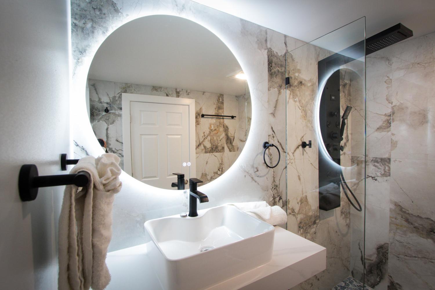 Honeymoon Suite w/ Jetted Tub, Non-Smoking - Photo 1