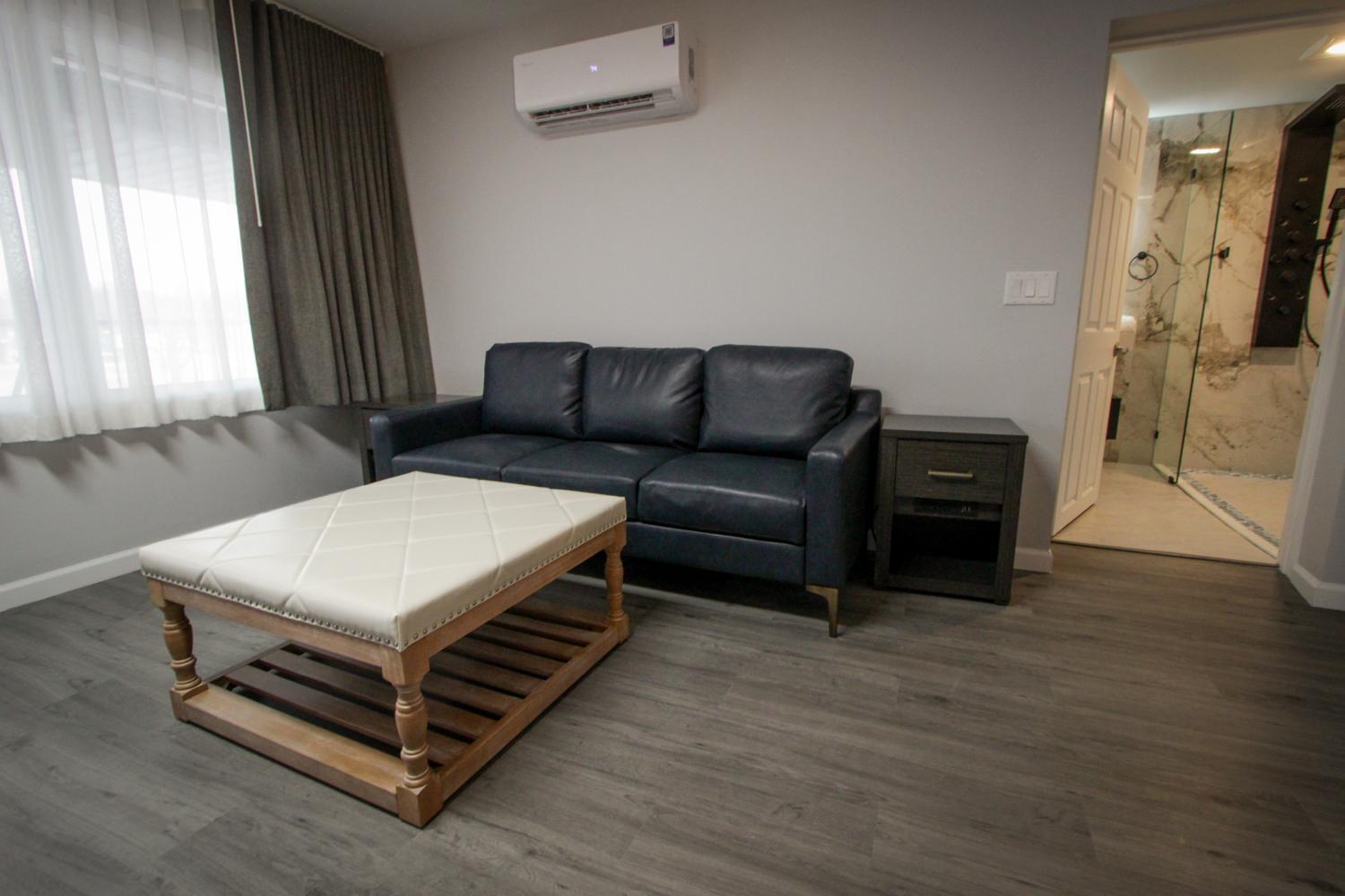Honeymoon Suite w/ Jetted Tub, Non-Smoking - Photo 2