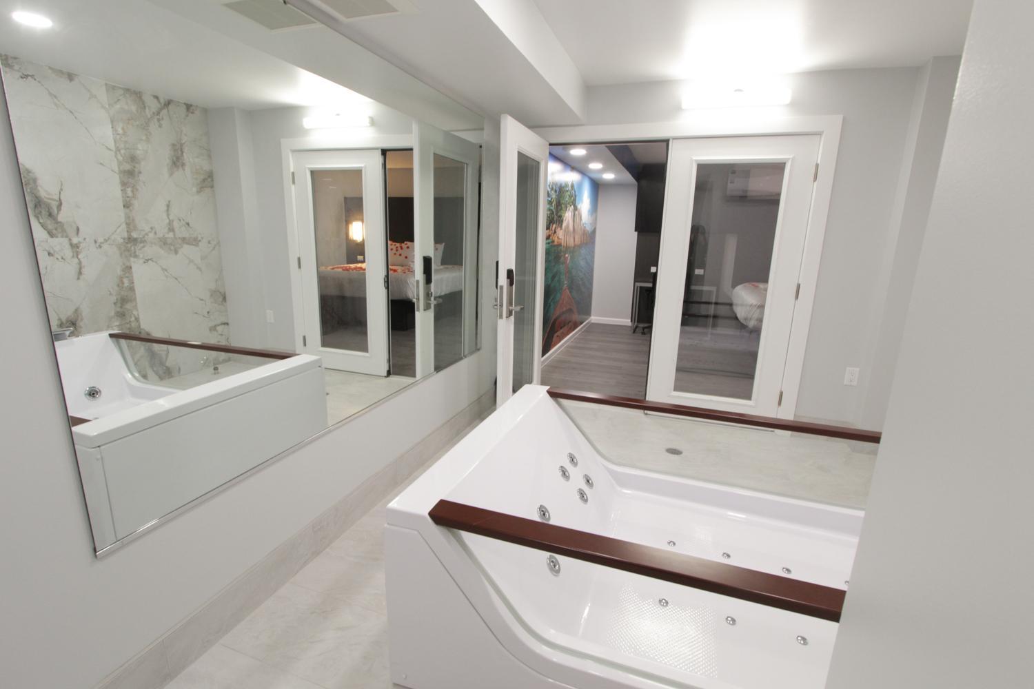 Honeymoon Suite w/ Jetted Tub, Non-Smoking - Photo 5