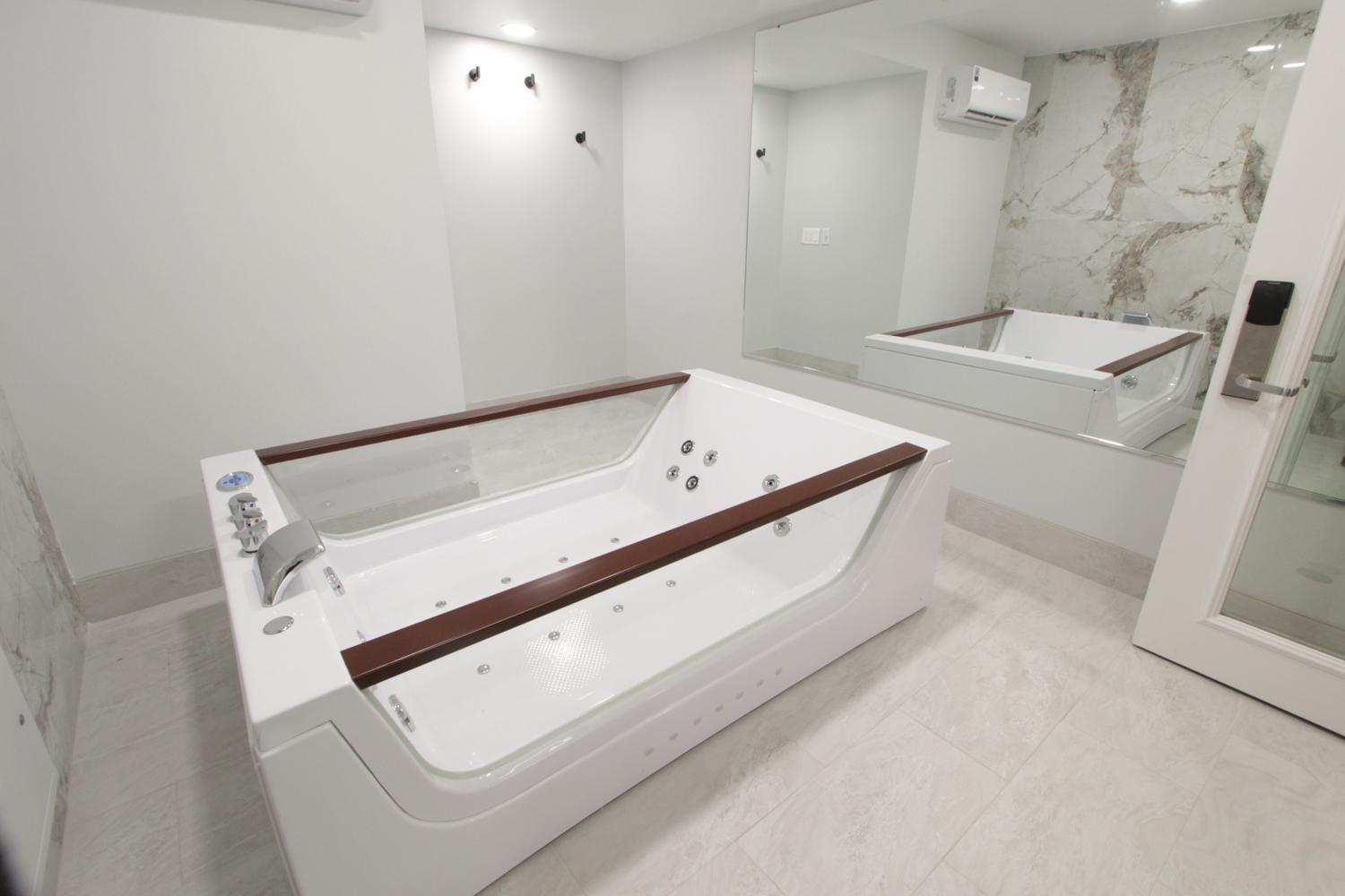 Honeymoon Suite w/ Jetted Tub, Non-Smoking - Photo 6