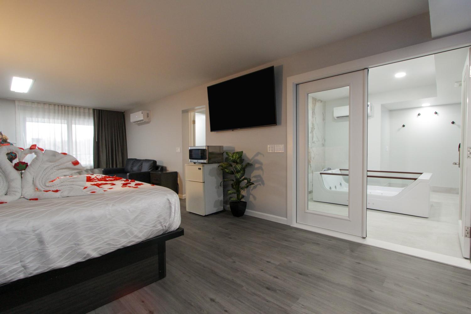Honeymoon Suite w/ Jetted Tub, Non-Smoking - Photo 7