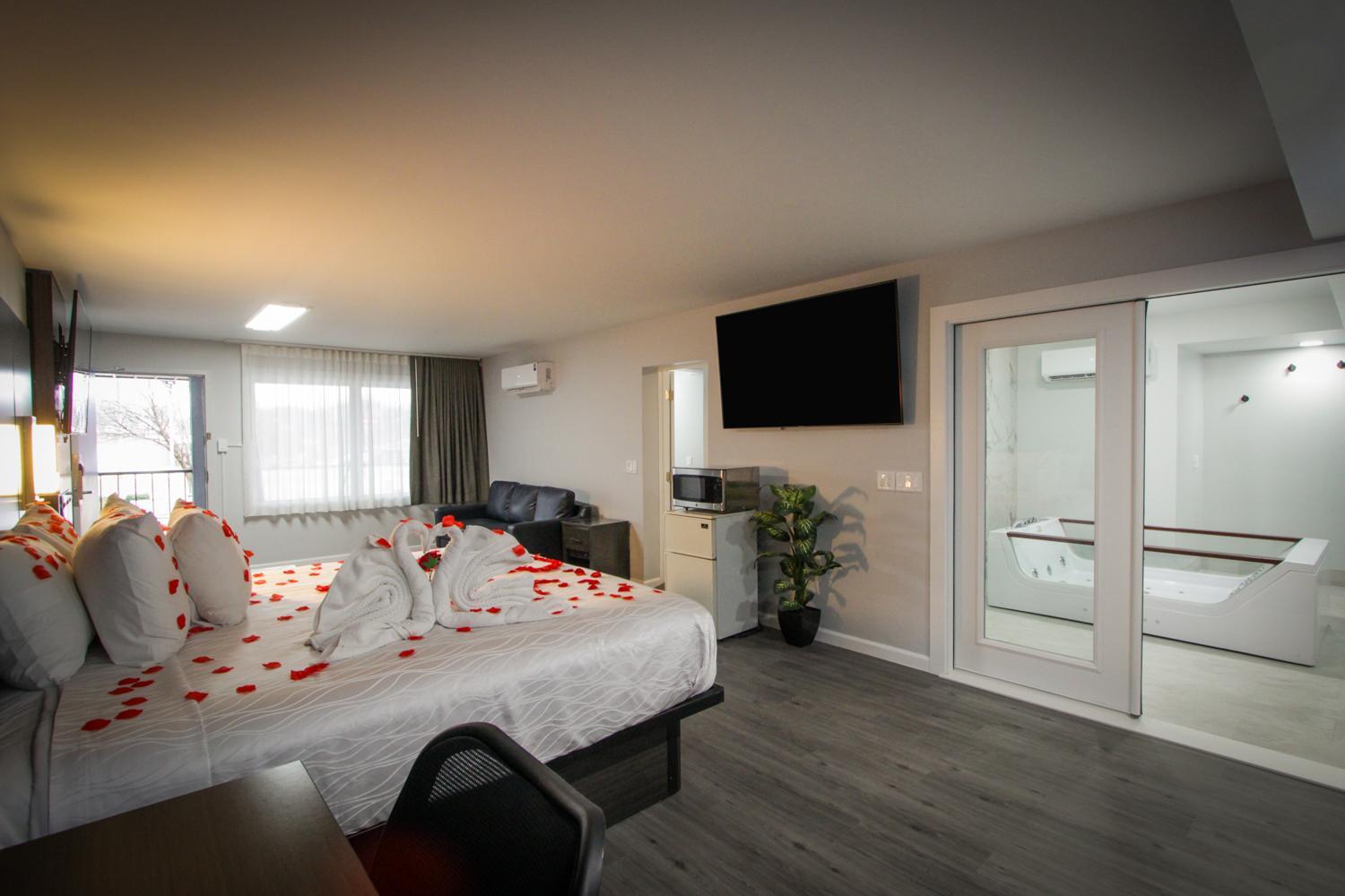 Honeymoon Suite w/ Jetted Tub, Non-Smoking - Photo 8